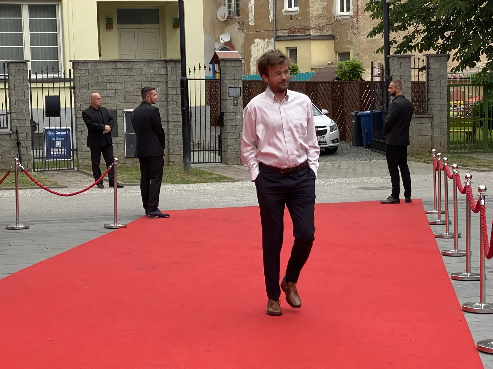 Príchod hostí na záverečný ceremoniál 30. ročníka medzinárodného festivalu Art Film Košice, na ktorom odovzdali ceny držiteľom honorárnych ocenení - Sergejovi Loznicovi, Antónii Liškovej a Marošovi Kramárovi a vyhlásili víťazov jednotlivých súťaží.