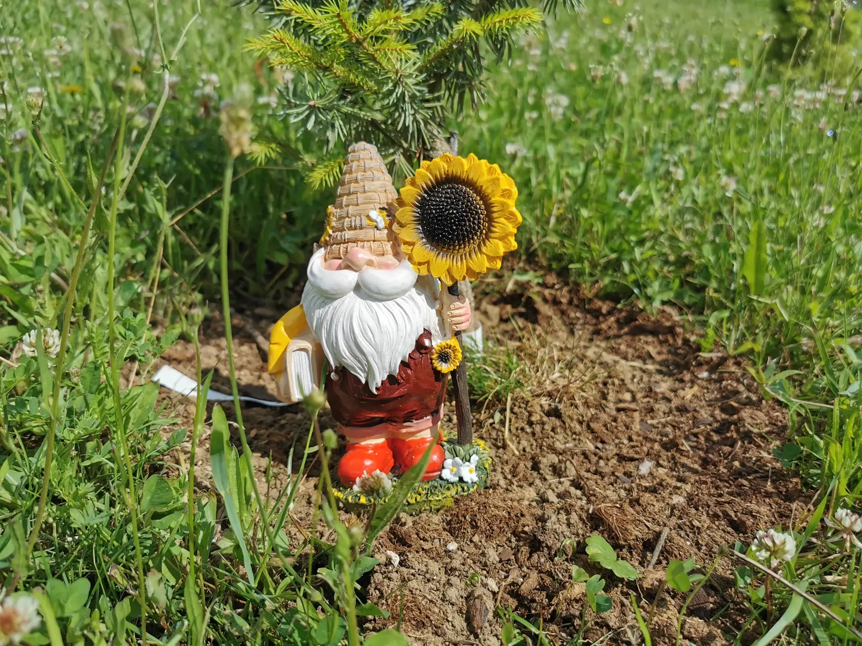 Niektorí držia v rukách kvety.