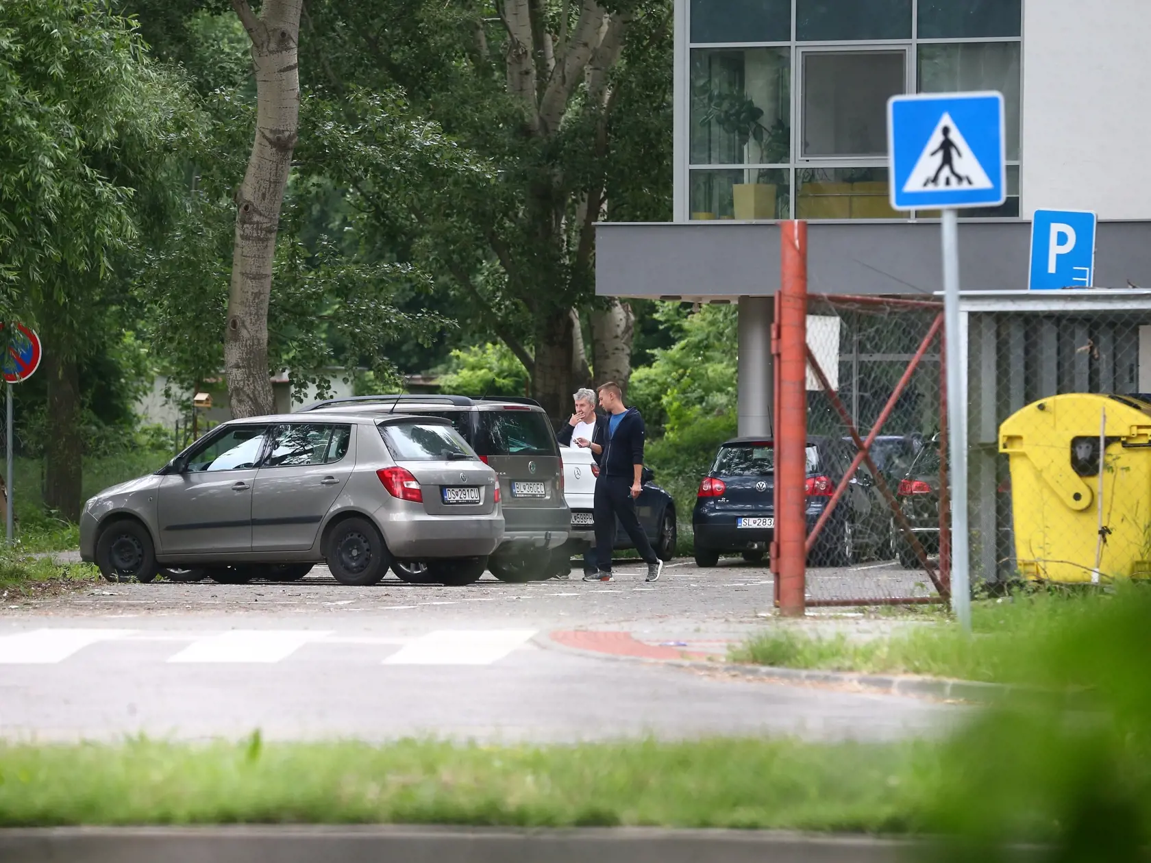 Janko Kroner spolu so synom pred Domom pre seniorov.
