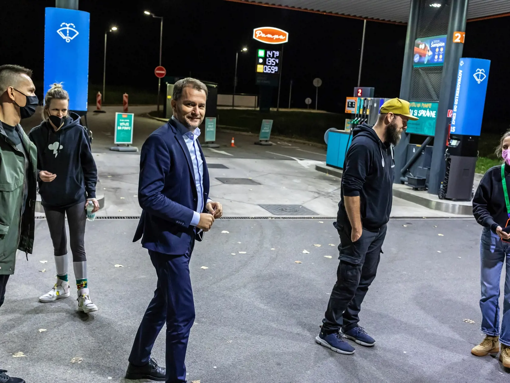 Na snímke je minister financií Igor Matovič počas natáčania slovenského seriálu Pumpa.