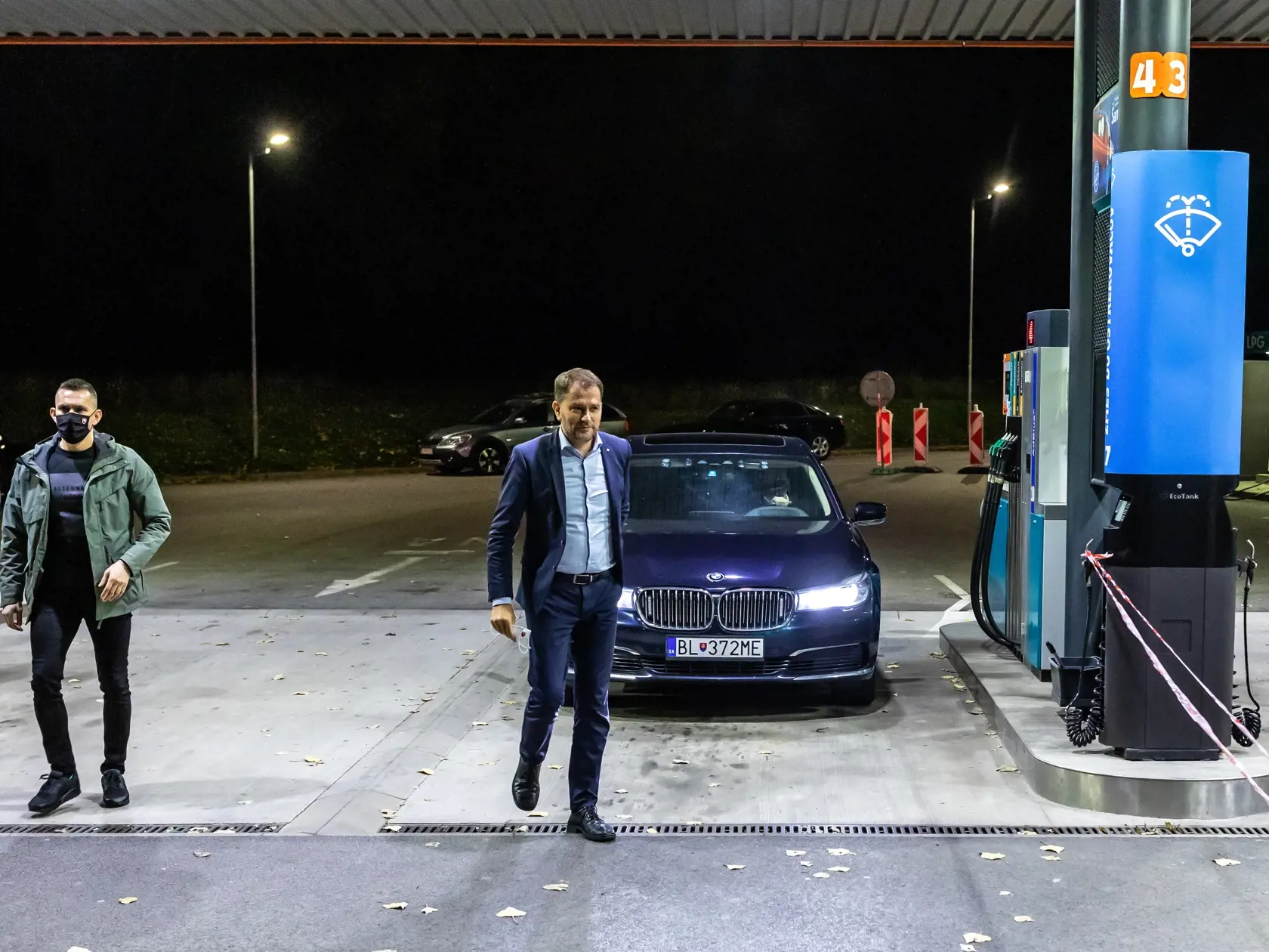 Na snímke je minister financií Igor Matovič počas natáčania slovenského seriálu Pumpa.