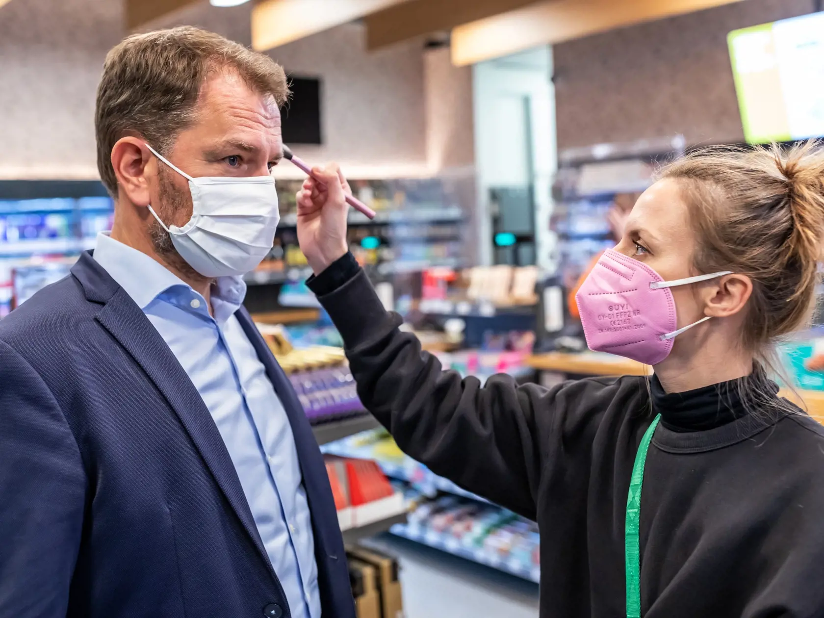 Na snímke je minister financií Igor Matovič počas natáčania slovenského seriálu Pumpa.