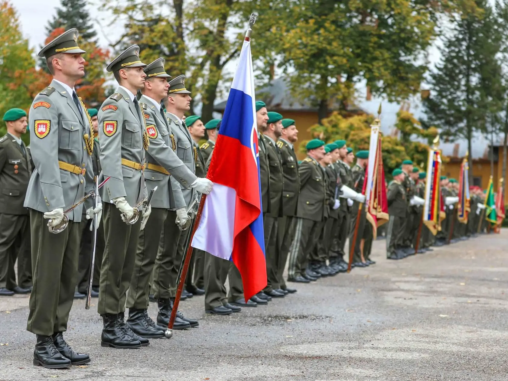 Byť vojakom je poslaním slúžiť vlasti, pripomínajú Ozbrojené sily SR aj rezort obrany.