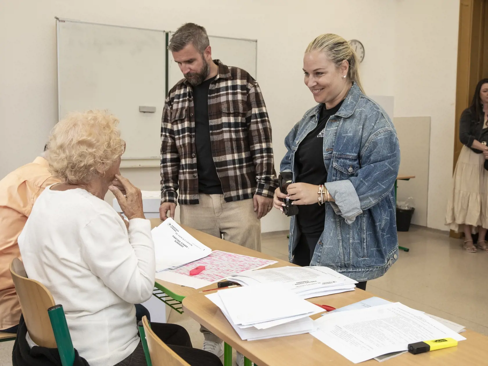 Na snímke je Dominika Navara Cibulková, bývalá slovenská profesionálna tenistka s rodinou počas parlamentných volieb 2023.