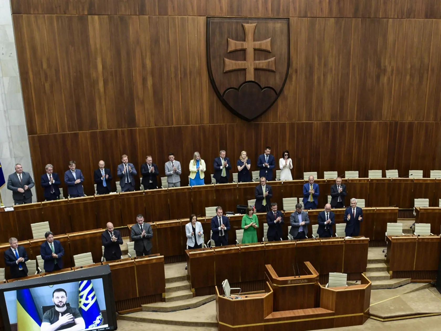 Na snímke poslanci NR SR tlieskajú počas virtuálneho príhovoru ukrajinského prezidenta Volodymyra Zelenského v rámci 65. schôdze Národnej rady SR 10. mája 2022 v Bratislave. FOTO TASR - Pavol Zachar