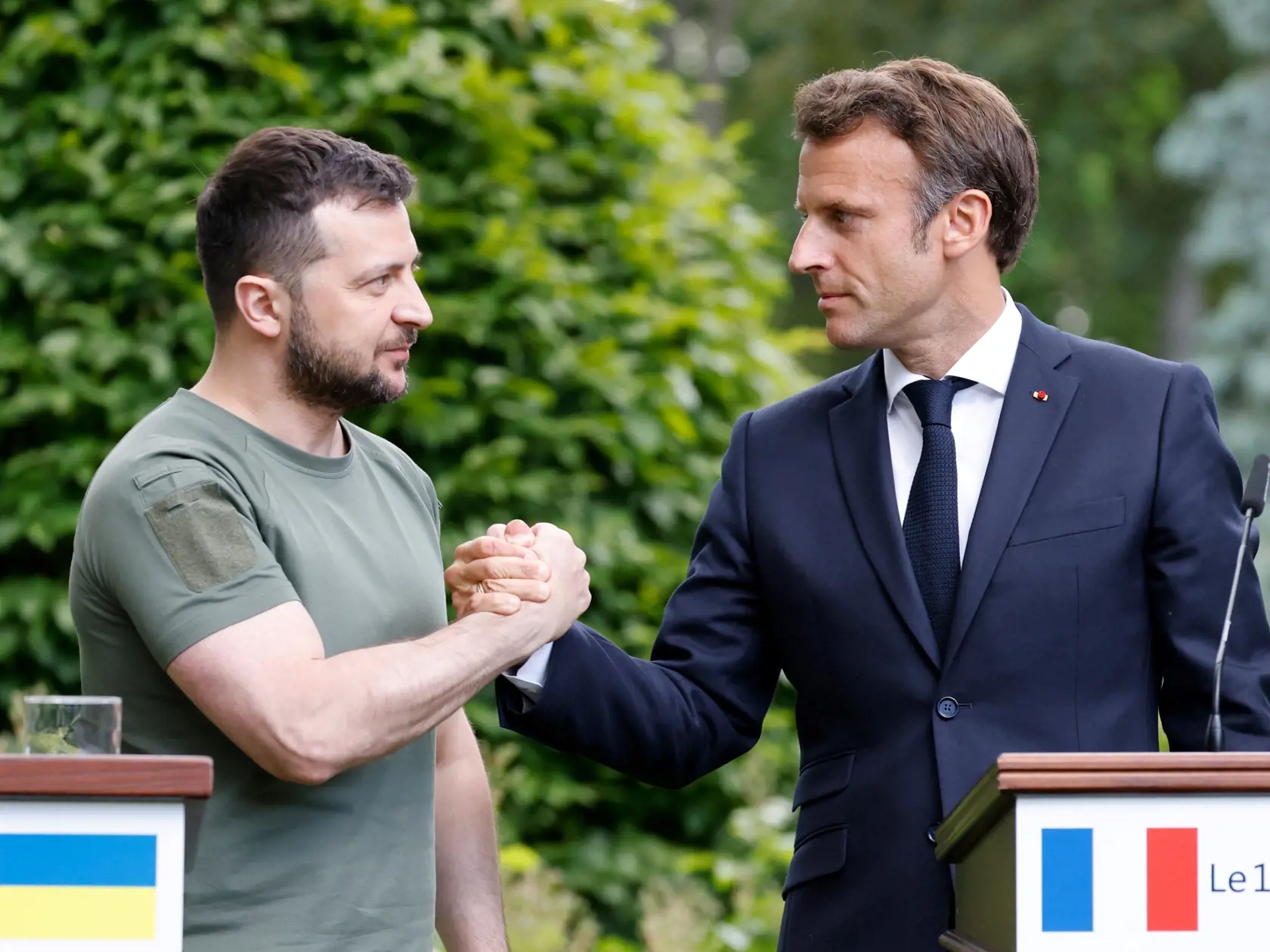 Zľava ukrajinský prezident Volodymyr Zelenskyj a francúzsky prezident Emmanuel Macron
