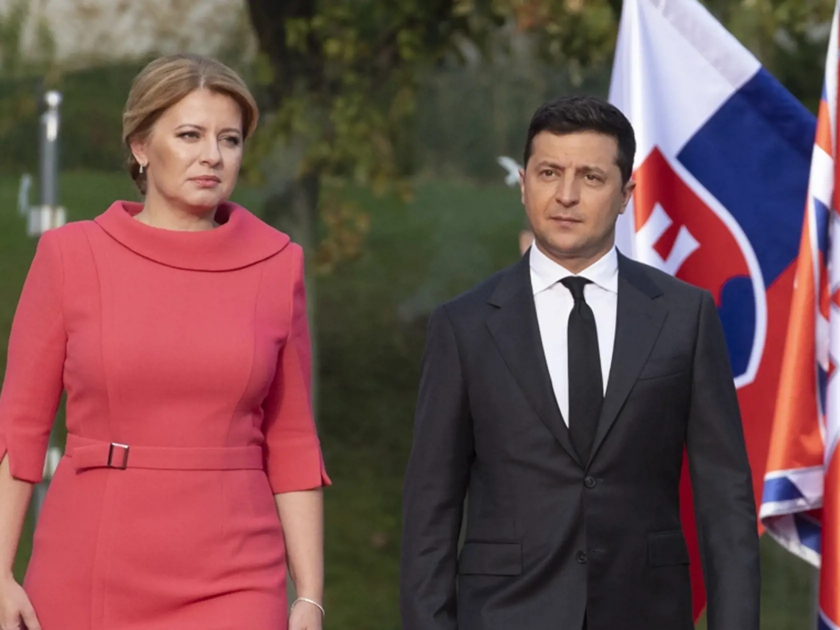 Na snímke vľavo prezidentka SR Zuzana Čaputová a druhý zľava prezident Ukrajiny Volodymyr Zelenskyj počas oficiálneho privítacieho ceremoniálu v Prezidentskom paláci 24. septembra 2020 v Bratislave. FOTO TASR - Pavel Neubauer


