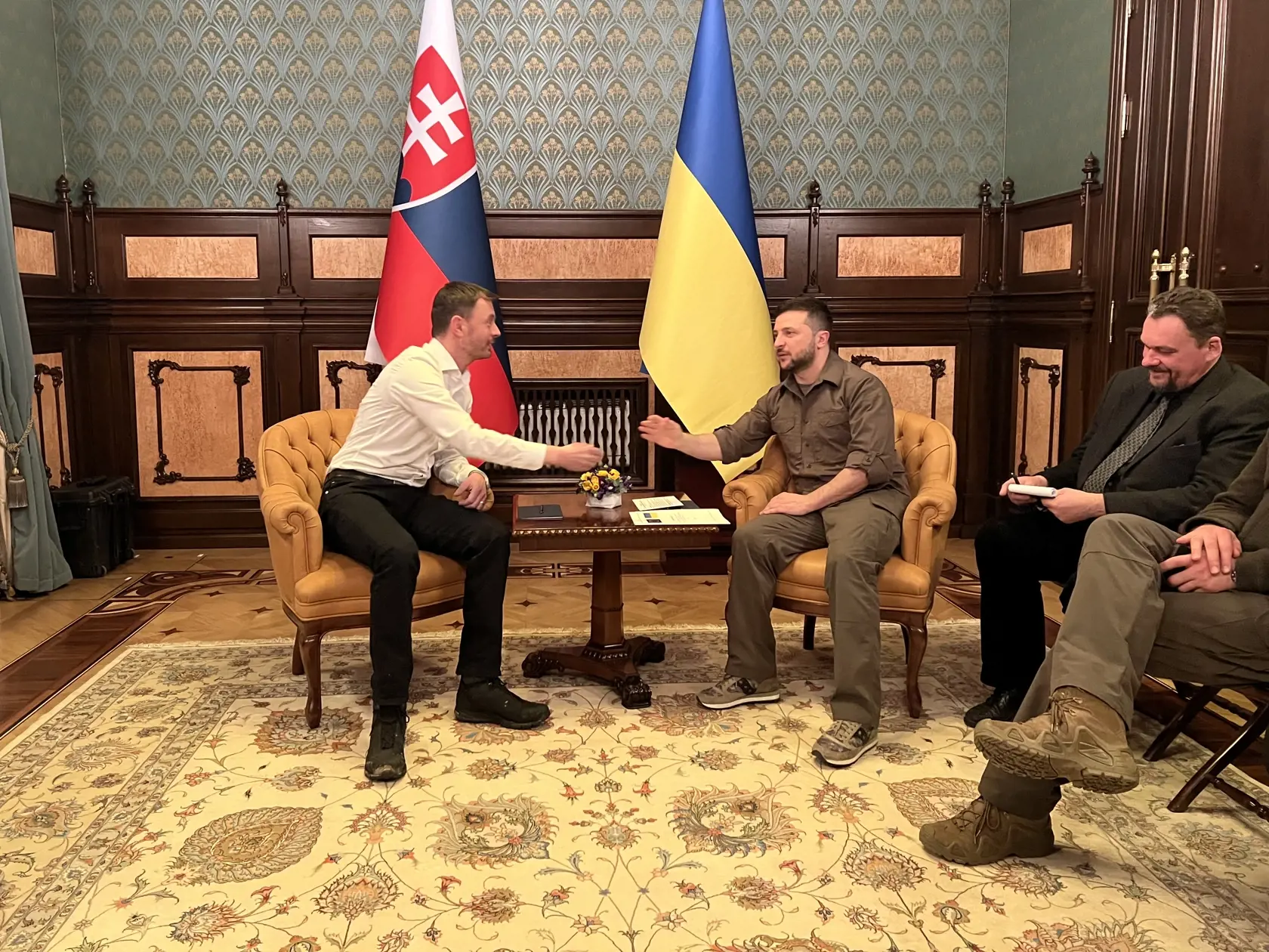Slovenský premiér Eduard Heger (vľavo) a ukrajinský prezident Volodymyr Zelenskyj (uprostred) počas stretnutia v Kyjeve v piatok 8. apríla 2022.