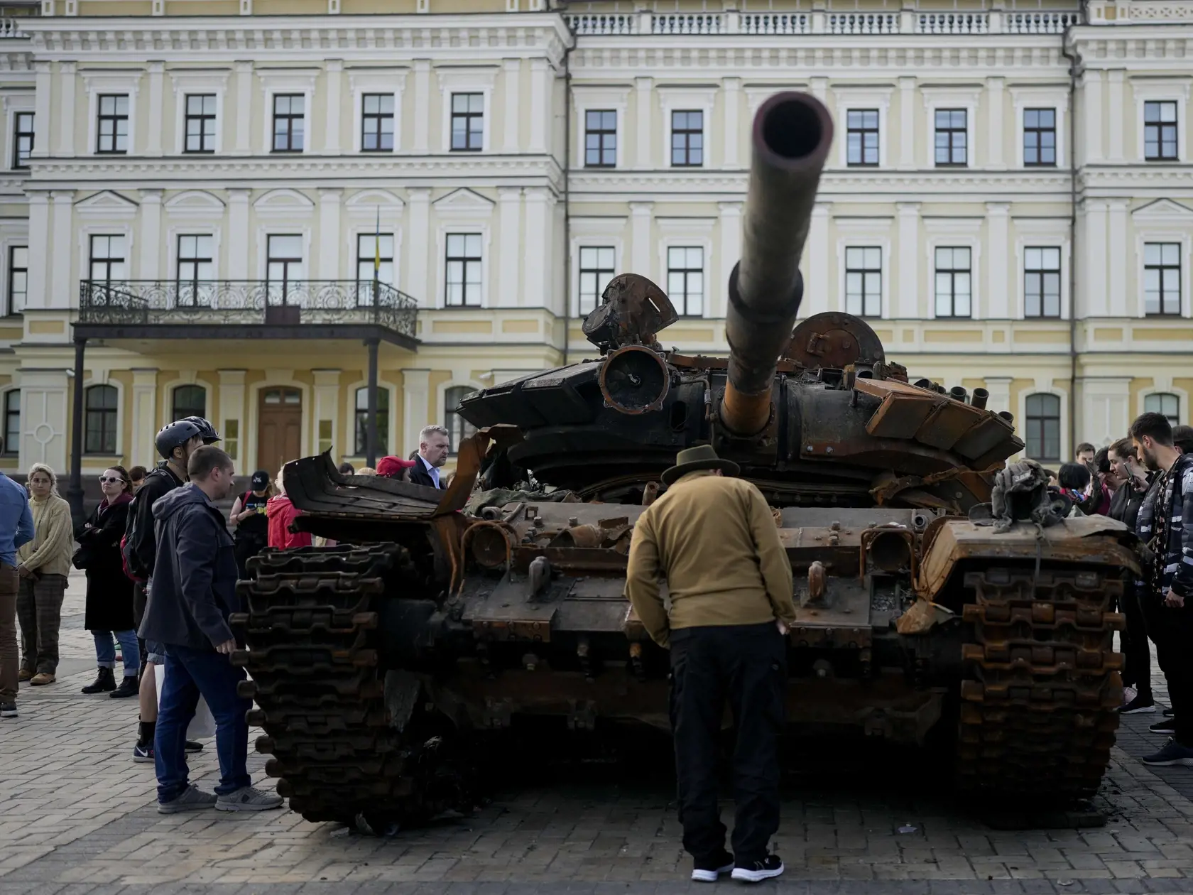 WA 76 Kyjev - Muž sa pozerá na zničený ruský tank, ktorý umiestnili ako symbol vojny do centra Kyjeva počas 89. dňa ruskej invázie na Ukrajinu v pondelok 23. mája 2022. FOTO TASR/AP
  
A man looks at a destroyed Russian tank placed as a symbol of war in downtown Kyiv, Ukraine, Monday, May 23, 2022. (AP Photo/Natacha Pisarenko)