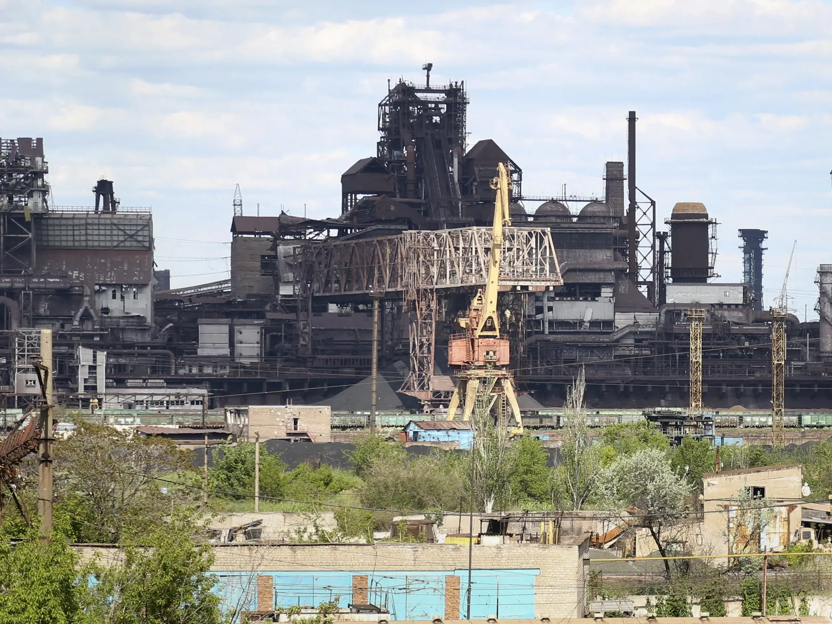 WA 36 Mariupol - Na snímke oceliareň Azovstaľ v obliehanom juhoukrajinskom prístavnom meste Mariupol počas 83. dňa ruskej invázie na Ukrajinu v utorok 17. mája 2022. FOTO TASR/AP   

A view of the Azovstal steel plant in Mariupol, in territory under the government of the Donetsk People's Republic, eastern Ukraine, Tuesday, May 17, 2022. (AP Photo/Alexei Alexandrov)