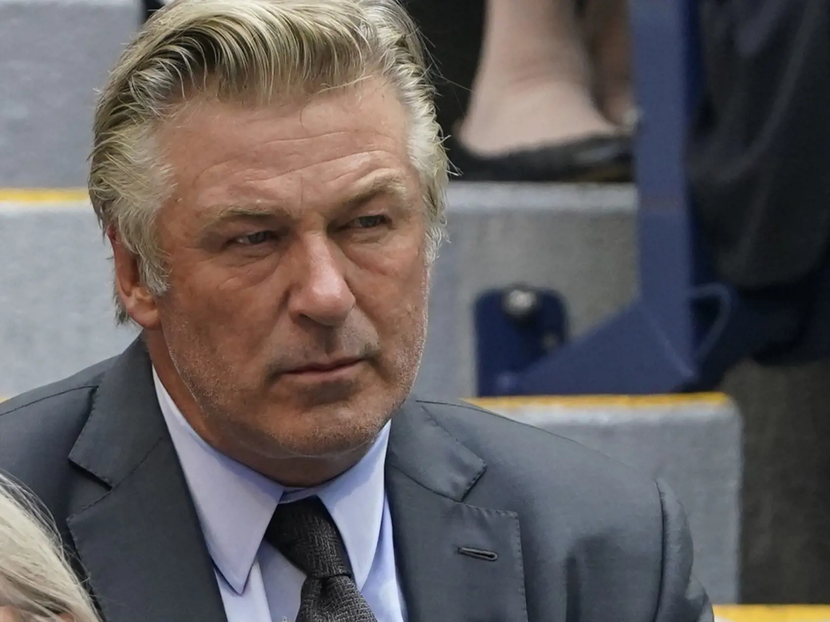 Alec Baldwin sleduje finále mužskej dvojhry na grandslamovom turnaji US Open v New Yorku.