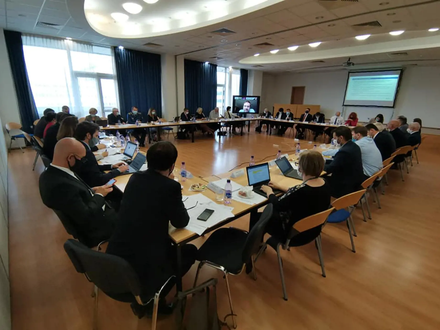 Pandemická komisia sa zaoberala zhoršujúcou sa epidemiologickou situáciou, navrhli opäť nové prísnejšie opatrenia.