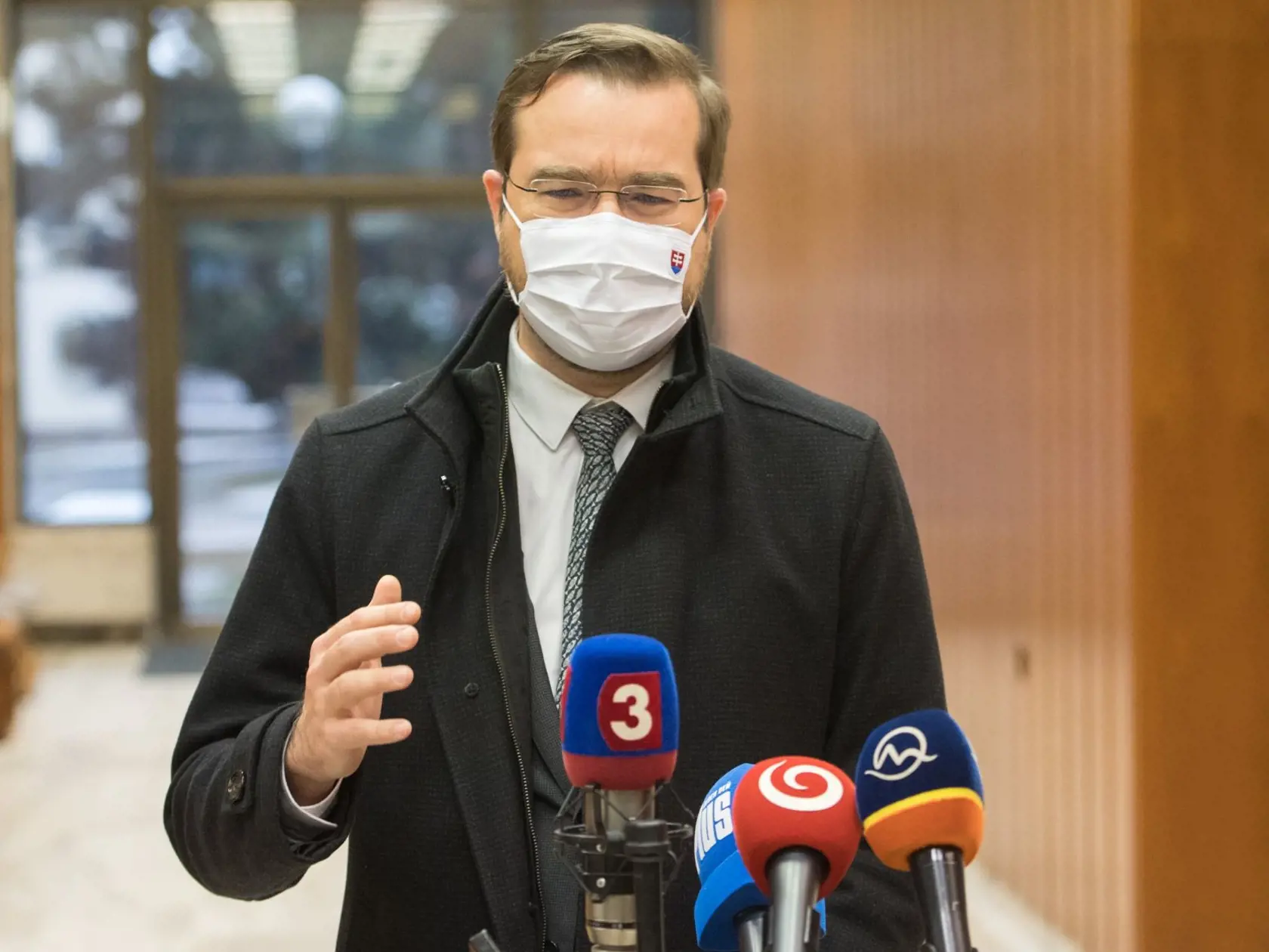 Pandemická komisia vlády dnes opäť zasadala a hneď po jej skončení nasledovala pravidelná tlačovka ministra zdravotníctva Mareka Krajčího.