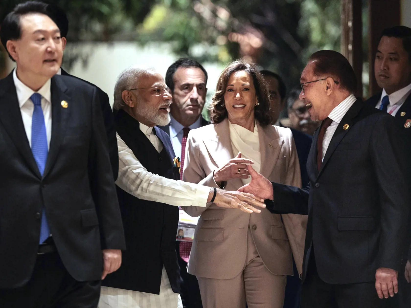 JB 14 Jakarta - Malajzijský premiér Anwar Ibrahim (vpravo) si podáva ruku s indickým premiérom Naréndrom Módím (druhý zľava) a uprostred sa pozerá americká viceprezidentka Kamala Harrisová a vľavo juhokórejský prezident Jun Sok-jol počas ich stretnutia na schôdzke hláv štátov a vlád Združenia krajín juhovýchodnej Ázie (ASEAN) v Jakarte 7. septembra 2023. FOTO TASR/AP

Malaysian Prime Minister Anwar Ibrahim, right, shakes hands with Indian Prime Minister Narendra Modi, second left, as U.S. Vice P