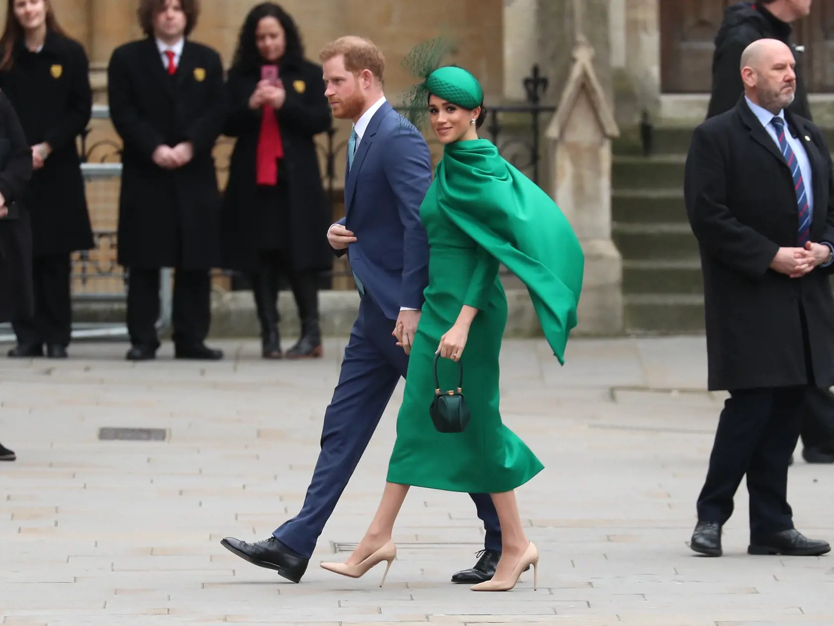 Vysmiata Meghan si užíva pozornosť. Princ Harry je stále bez nálady.