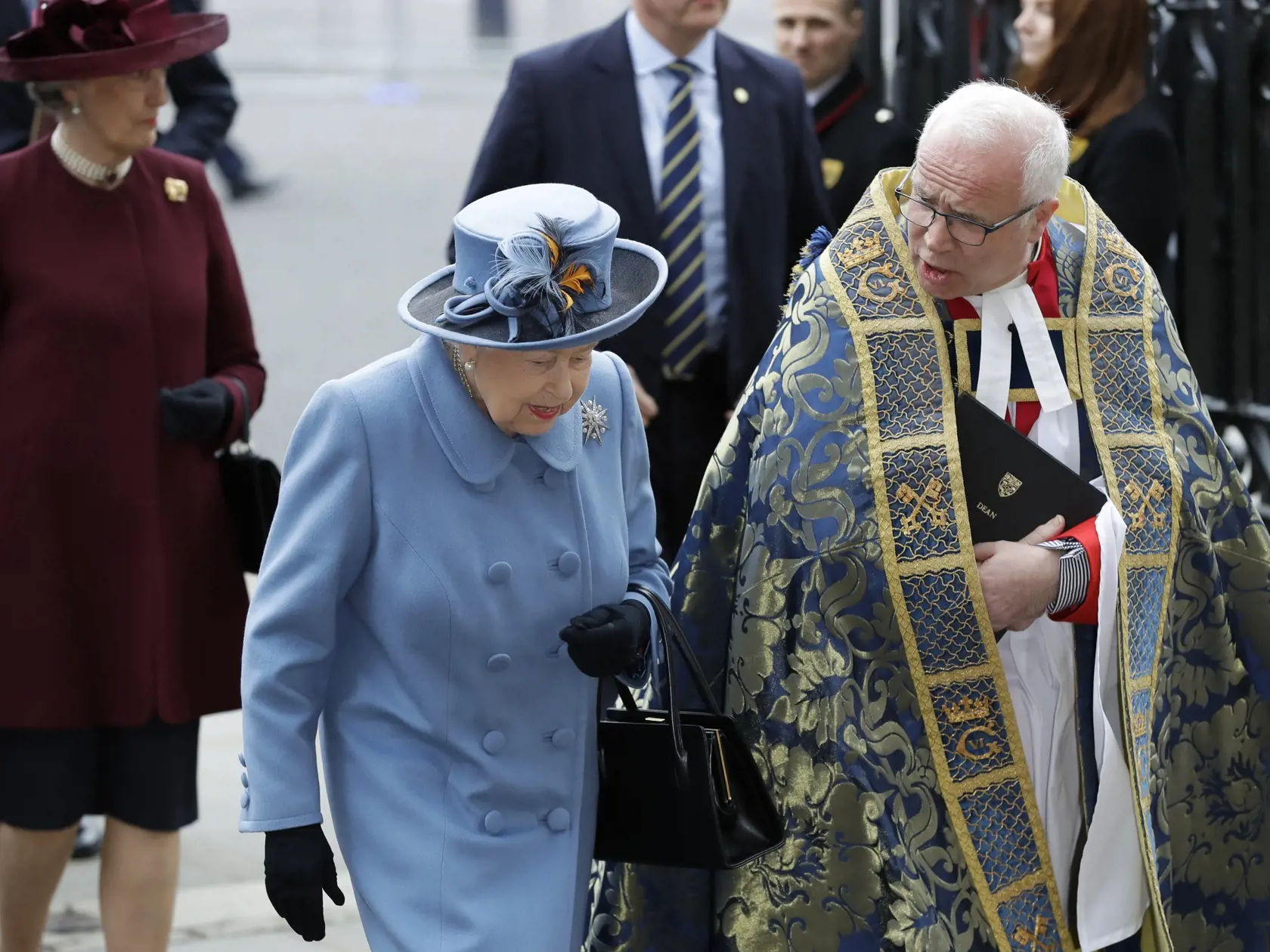 EBE 14 Londýn - Na snímke uprostred britská kráľovná Alžbeta II. prichádza na tradičné oslavy Dňa Commonwealthu v pondelok 9. marca 2020 v Londýne. FOTO TASR/AP
Britain's Queen Elizabeth II arrives to attend the annual Commonwealth Day service at Westminster Abbey in London, Monday, March 9, 2020. The annual service, organised by the Royal Commonwealth Society, is the largest annual inter-faith gathering in the United Kingdom. (AP Photo/Kirsty Wigglesworth)