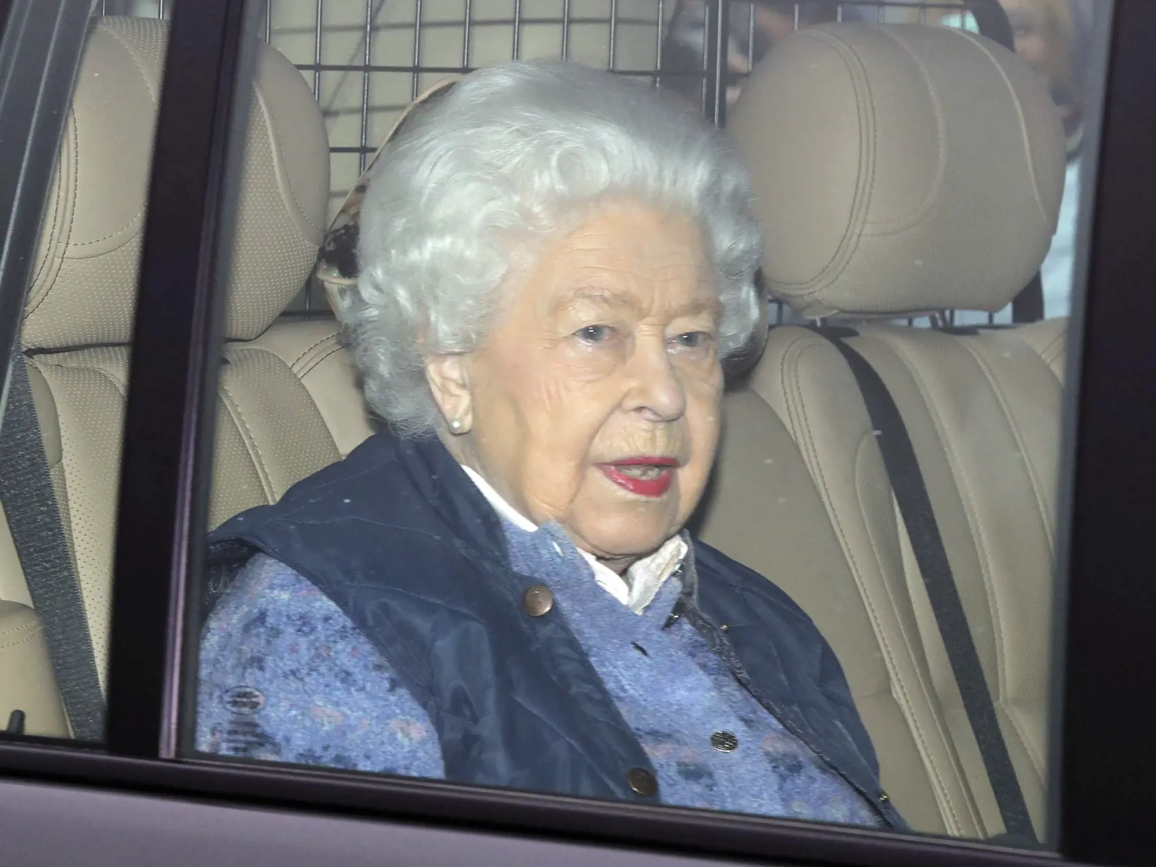 EBE 30 Londýn - Na snímke britská kráľovná Alžbeta II. odchádza z Buckinghamského paláca z hlavného mesta na hrad vo Windsore vo štvrtok 19. marca 2020. Kráľovná tak preukazuje "rozumnú opatrnosť" v čase, keď sa v Británii šíri nový druh koronavírusu, oznámila kráľovská rodina. FOTO TASR/AP
Britain's Queen Elizabeth leaves Buckingham Palace for Windsor Castle to socially distance herself amid the coronavirus pandemic, in London, Thursday, March 19, 2020. She is heading to her Berkshire home a we