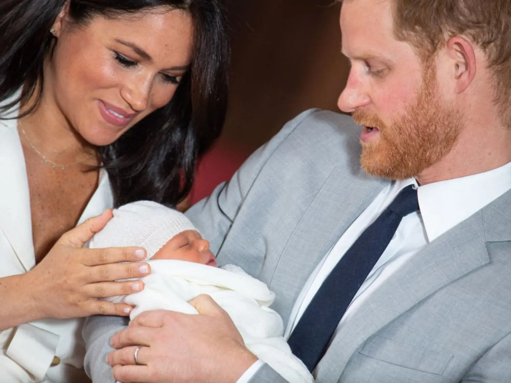 Najpopulárnejšie bábätko – niet pochýb o tom, že v súčasnosti predstavuje synček Meghan Markle a Harryho najsledovanejšie, najobdivovanejšie, najdiskutovanejšie bábätko Veľkej Británie a okolia.