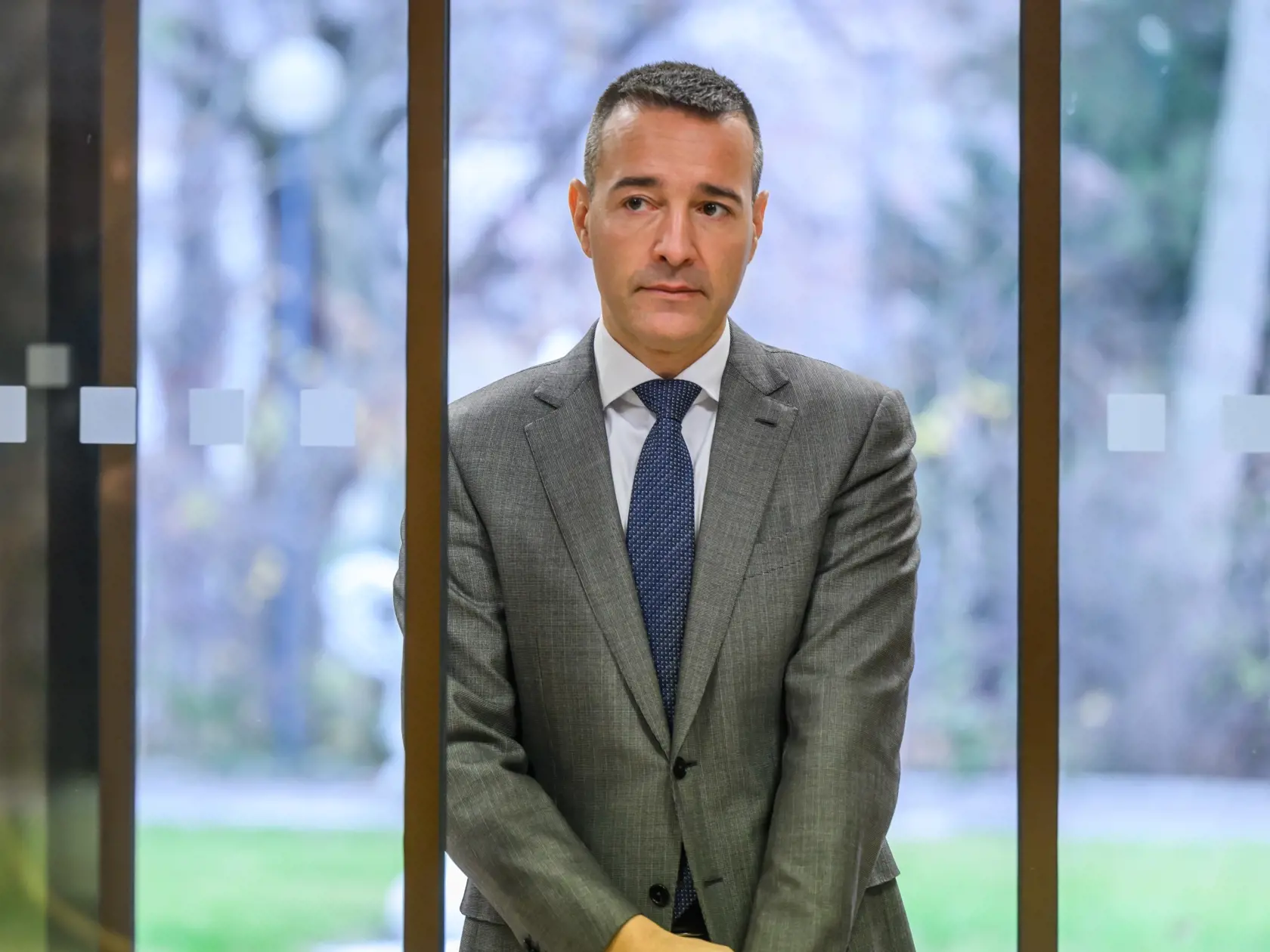 Na snímke minister školstva, vedy, výskumu, vývoja a mládeže SR Tomáš Drucker (Hlas-SD) prichádza na zasadnutie 64. schôdze vlády SR v Bratislave 13. decembra 2024.