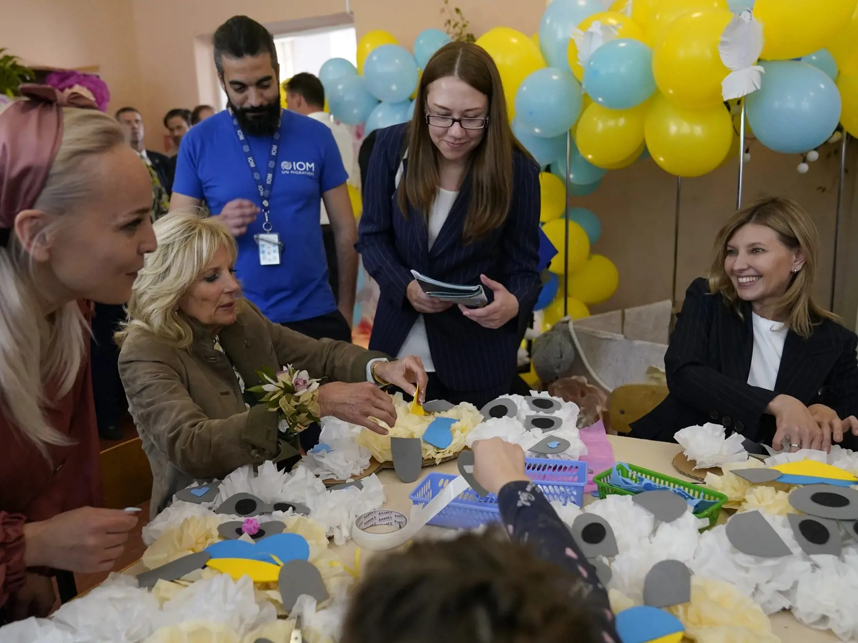 KK41 Užhorod - Na snímke prvá dáma USA Jill Bidenová a Olena Zelenská (vpravo), manželka ukrajinského prezidenta Volodymyra Zelenského sa pripájajú v škole k skupine detí pri výrobe medvedíkov z hodvábneho papiera, ktoré sa rozdajú ako darčeky ku Dňu matiek, v ukrajinskom Užhorode 8. mája 2022. FOTO TASR/AP
First lady Jill Biden and Olena Zelenska, spouse of Ukrainian's President Volodymyr Zelenskyy, join a group of children at School 6 in making tissue-paper bears to give as Mother's Day gifts 