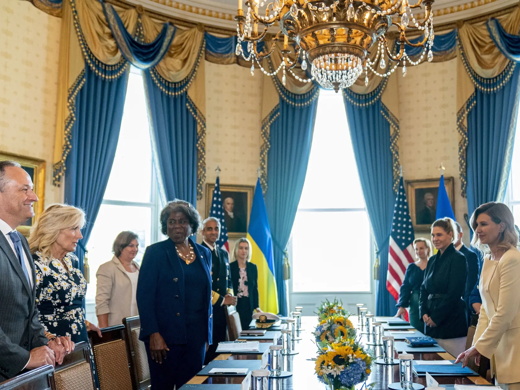 WA 47 Washington - Prvá dáma Ukrajiny Olena Zelenská (vpravo) a prvá dáma USA Jill Bidenová (druhá zľava) počas stretnutia v Bielom dome vo Washingtone v utorok 19. júla 2022. FOTO TASR/AP

Second gentleman Doug Emhoff, left, joins first lady Jill Biden, second from left, as they greet Olena Zelenska, the first lady of Ukraine, right, before they sit down together in the Blue Room of the White House in Washington, Tuesday, July 19, 2022. Also pictured is U.S. Ambassador to the United Nations Lin
