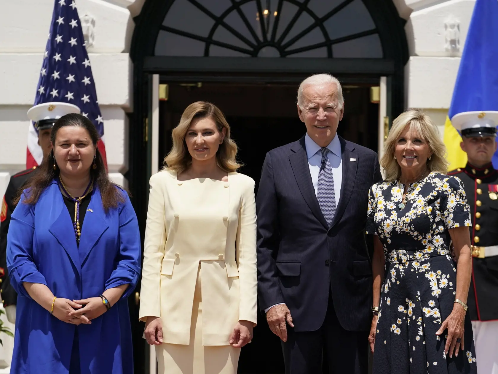 WA 37 Washington - Prvá dáma Ukrajiny Olena Zelenská (druhá zľava), ukrajinská veľvyslankyňa v USA Oksana Markarovová (vľavo), americký prezident Joe Biden (druhý sprava) a jeho manželka Jill Bidenová pózujú pred Bielym domom vo Washingtone v utorok 19. júla 2022. FOTO TASR/AP

 President Joe Biden and first lady Jill Biden, greet Olena Zelenska, spouse of Ukrainian's President Volodymyr Zelenskyy and Ukraine's Ambassador to the United States, Oksana Markarova, left, at the White House in Washin