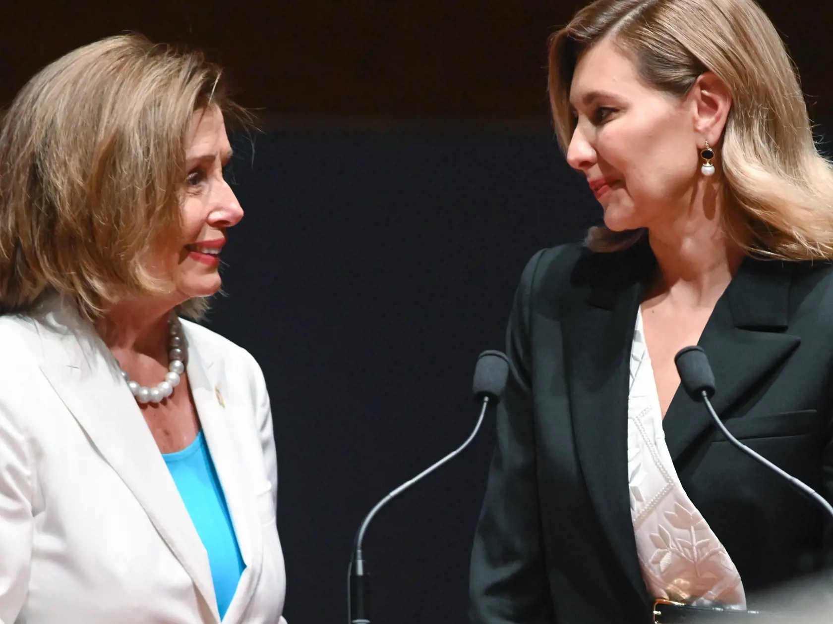 WA 27 Washington - Prvá dáma Ukrajiny Olena Zelenská (vpravo) a predsedníčka americkej Snemovne reprezentantov Nancy Pelosiová stoja pred členmi amerického Kongresu vo Washingtone v stredu 20. júla 2022. Zelenská v stredu vystúpila s prejavom pred členmi  Kongresu a požiadala ich o dodávky ďalších zbraní pre svoju krajinu. FOTO TASR/AP

House Speaker Nancy Pelosi of Calif., introduces Olena Zelenska, the first lady of Ukraine, to speak to members of Congress on Capitol Hill in Washington, Wednes