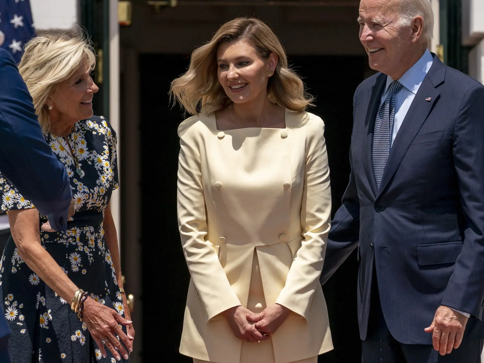 WA 44 Washington - Prvá dáma Ukrajiny Olena Zelenská (uprostred), americký prezident Joe Biden (vpravo) a jeho manželka Jill Bidenová sa usmievajú pred Bielym domom vo Washingtone v utorok 19. júla 2022. FOTO TASR/AP

President Joe Biden and first lady Jill Biden greet Olena Zelenska, spouse of Ukrainian's President Volodymyr Zelenskyy at the White House in Washington, Tuesday, July 19, 2022. (AP Photo/Andrew Harnik)