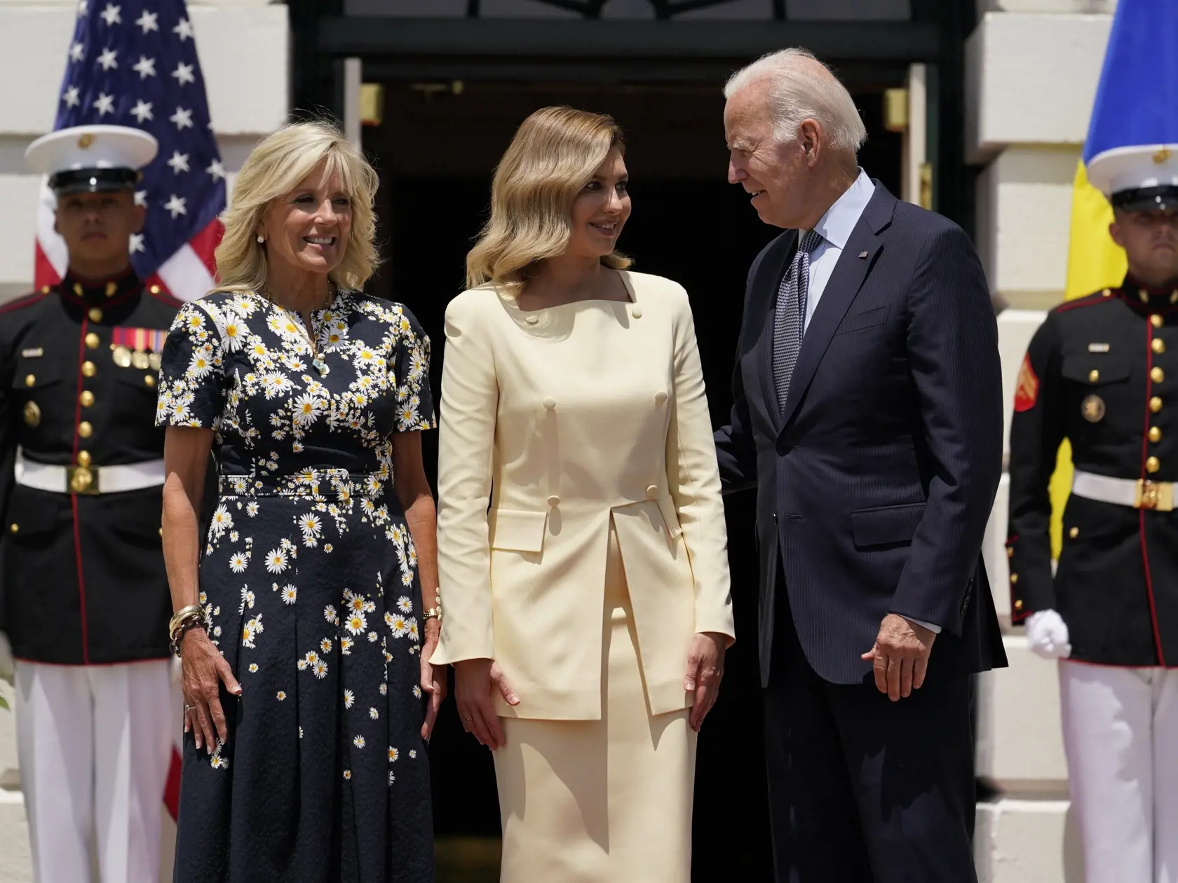 WA 38 Washington - Prvá dáma Ukrajiny Olena Zelenská (uprostred), americký prezident Joe Biden (vpravo) a jeho manželka Jill Bidenová sa zdravia pred Bielym domom vo Washingtone v utorok 19. júla 2022. FOTO TASR/AP

President Joe Biden and first lady Jill Biden, greet Olena Zelenska, spouse of Ukrainian's President Volodymyr Zelenskyy at the White House in Washington, Tuesday, Jan. 19, 2022. (AP Photo/Andrew Harnik)