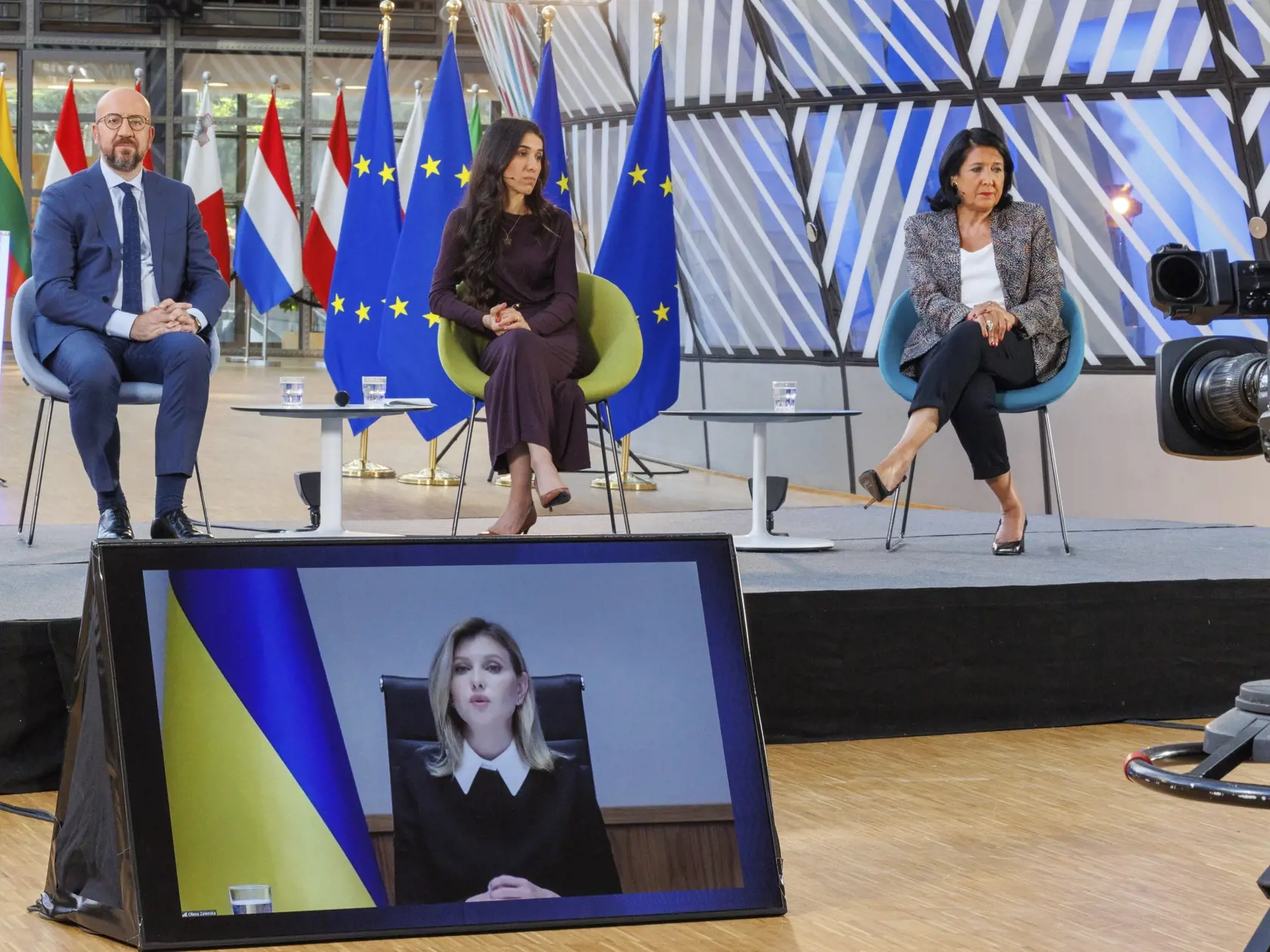 PK 31 Brusel - Na snímke na pódiu zľava predseda Európskej rady Charles Michel, laureátka Nobelovej ceny za mier Nadia Muradová, gruzínska prezidentka Salome Zurabišviliová a na obrazovke prvá dámá Ukrajiny Olena Zelenská počas druhého vydania "Žien v konfliktoch", na ktorom sa stretávajú vodkyne a ženy, ktoré prežili konflikty v Bruseli 9. júna 2022. FOTO TASR/AP

European Council President Charles Michel, left, Nobel Peace Prize laureate Nadia Murad, center, and Georgia's President Salome Zour