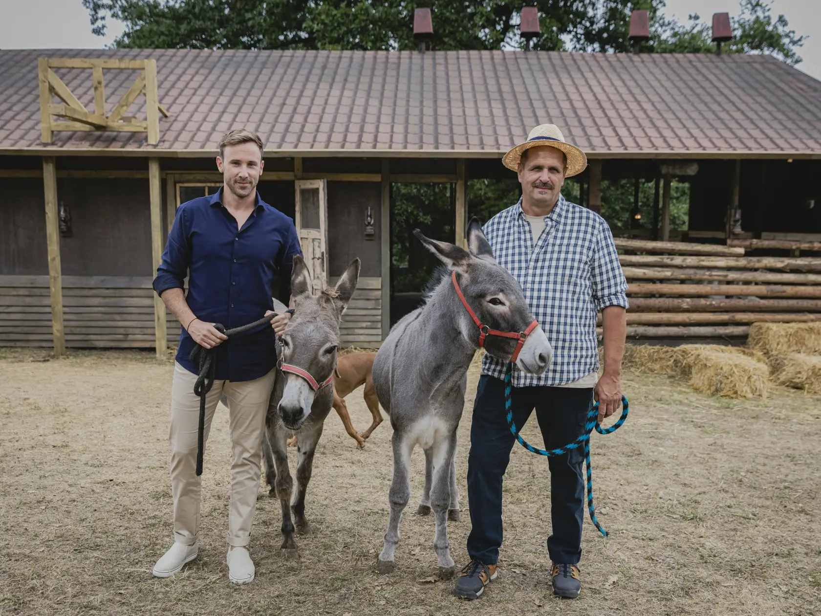 Na snímke hospodár celej série reality show Farma, Martin Bagar a moderátor Farmy 14, herec Marek Fašiang.