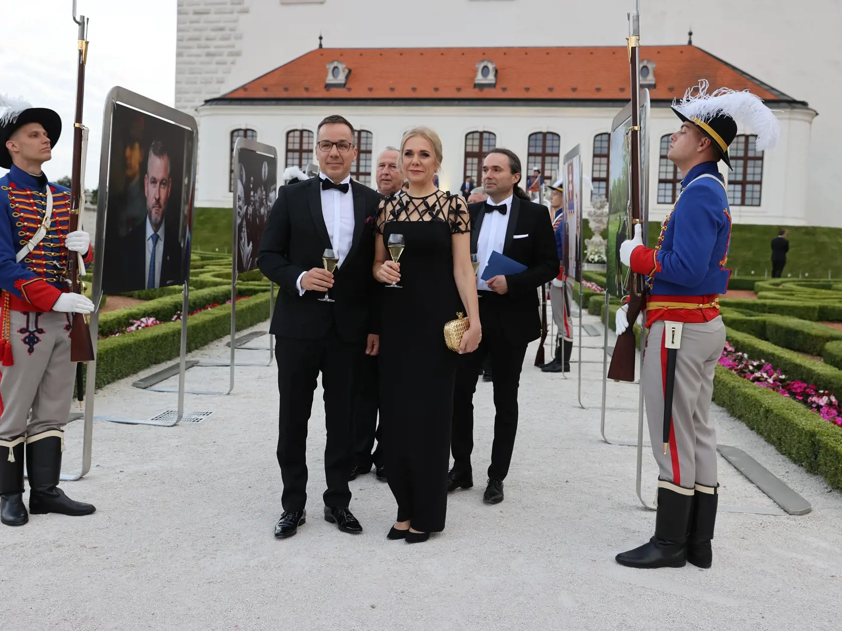 Straníci Hlasu, ktorých donedávna viedol samotný Pellegrini, prišli spoločne. Ministerka hospodárstva Denisa Saková prišla v spoločnosti Erika Tomáša, šéfa rezortu práce. Novým predsedom strany Hlas sa nakoniec stal Matúš Šutaj Eštok.
