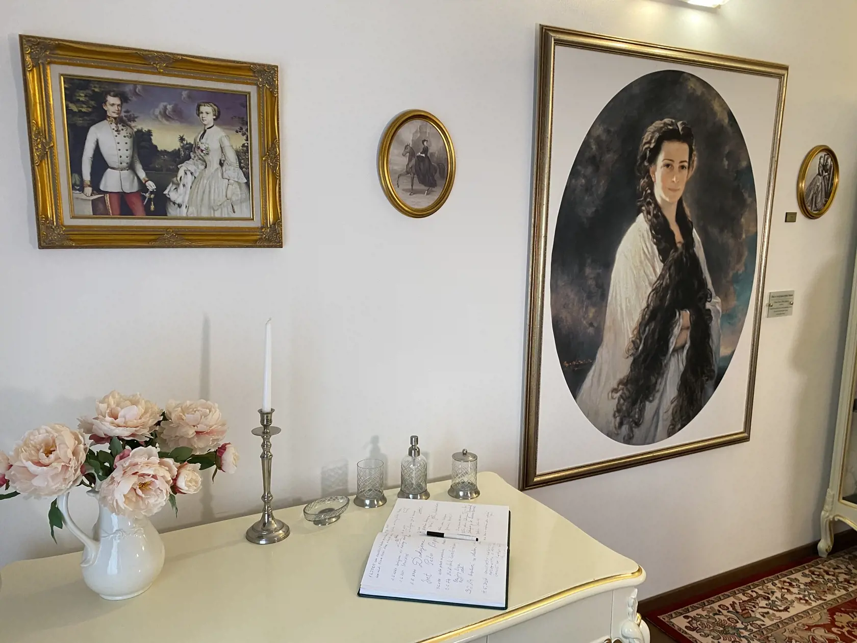 Muzeálna izba cisárovnej Sissi zriadená v bardejovskom hoteli. Okrem replík dobového nábytku v nej nechýbajú predmety, ktoré používala cisárovná.