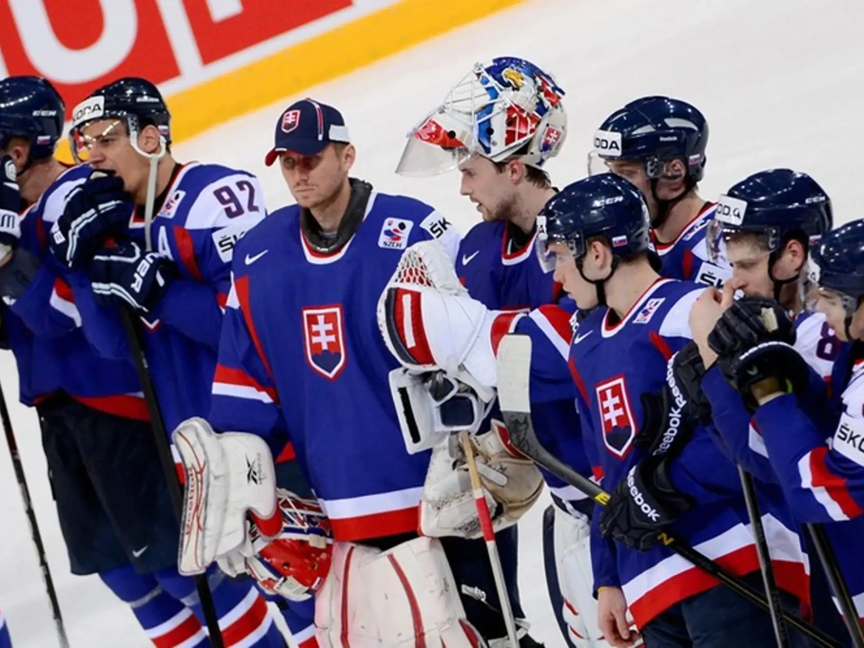 ZNIČENÍ: Slovenskí
hokejisti sa do ťažkej
situácie dostali sami.