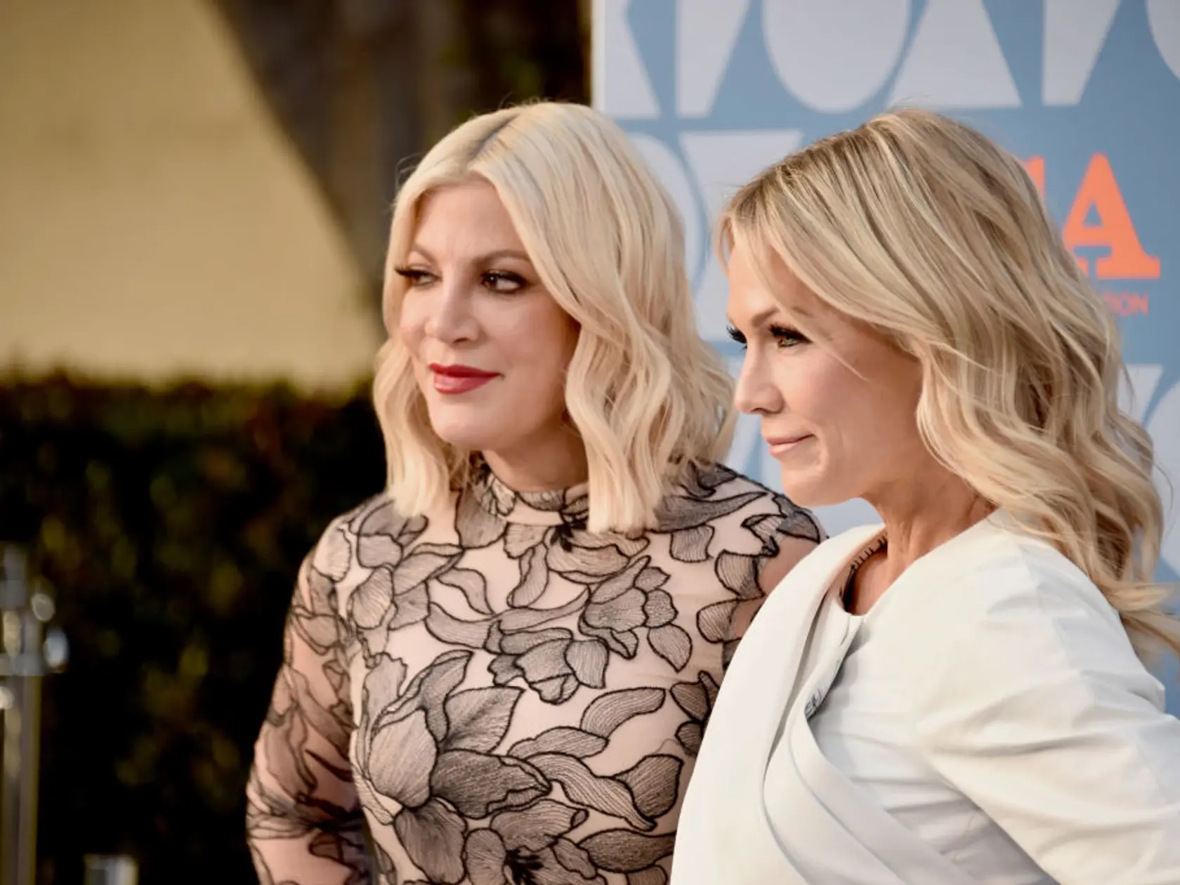 Tori Spelling (vľavo) a Jennie Garth v roku 2019
