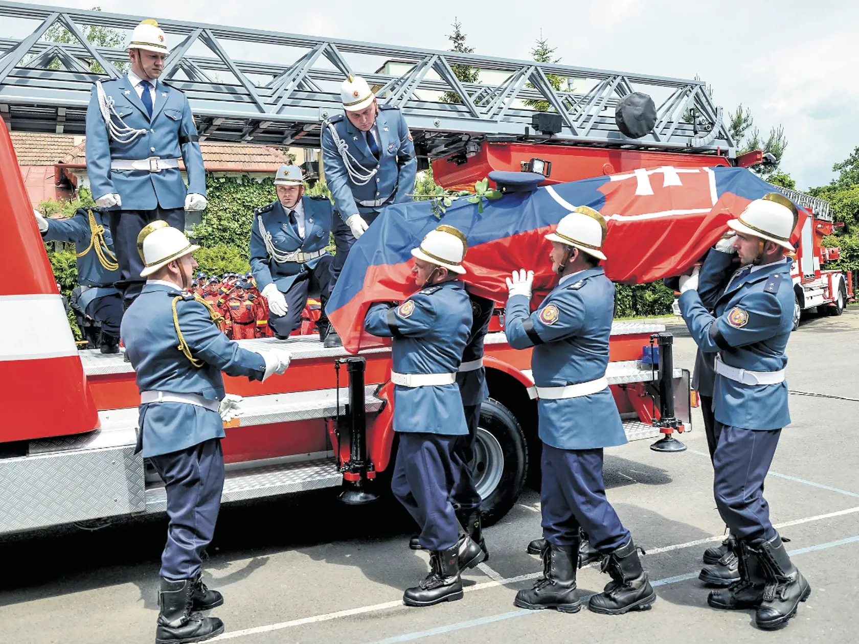 Posledná rozlúčka s hrdinami Radoslavom Lackom (†48) a Petrom Toďorom (†43).