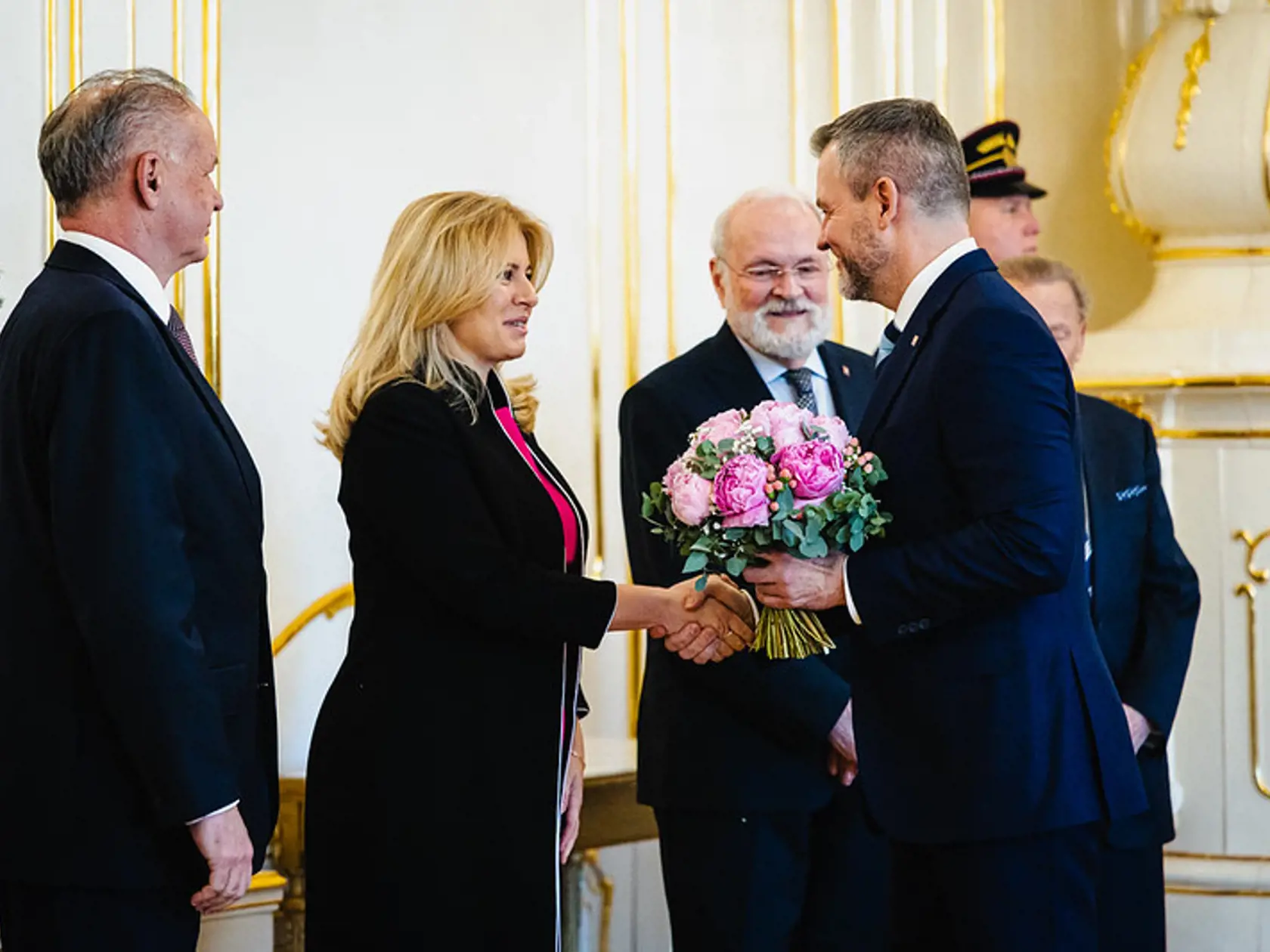 Novoročný obed prezidentov v paláci. hostiteľom je prvý krát Peter Pellegrini. Zuzana Čaputová dostala kyticu aj od Kisku aj od Pellegriniho.