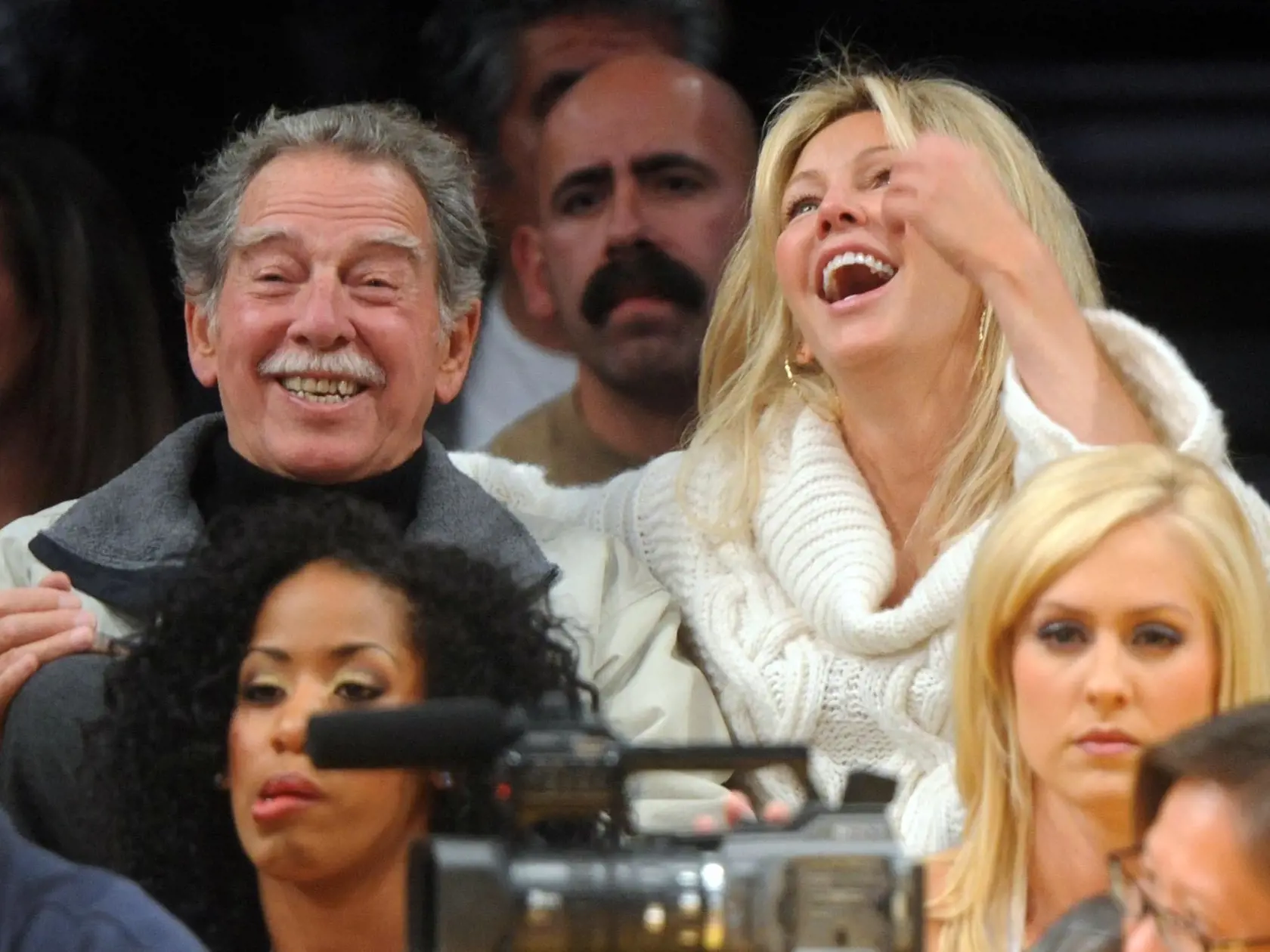 ©2009 GAMEPIKS PHOTO Actress Heather Locklear and her "Melrose Place" cast mate Thomas Calabro share a laugh as her father Bill (L) sits courtside as they attend the Los Angeles Lakers/New Jersey Nets NBA game at Staples Center in Los Angeles on November 29, 2009. The Lakers defeated the Nets 106-87. XYZ (Photo by Philip Ramey/Corbis via Getty Images)
