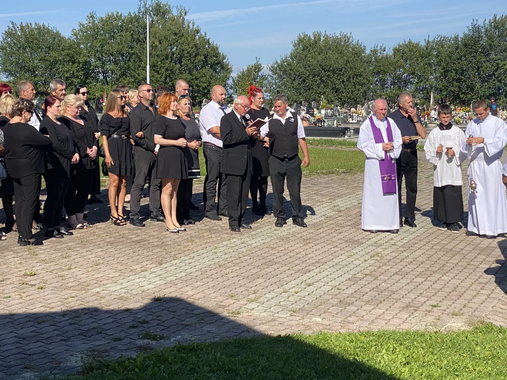 Posledná rozlúčka - vyprevadenie truhly, ktorú pohrebné auto odviezlo na spopolnenie do krematória.