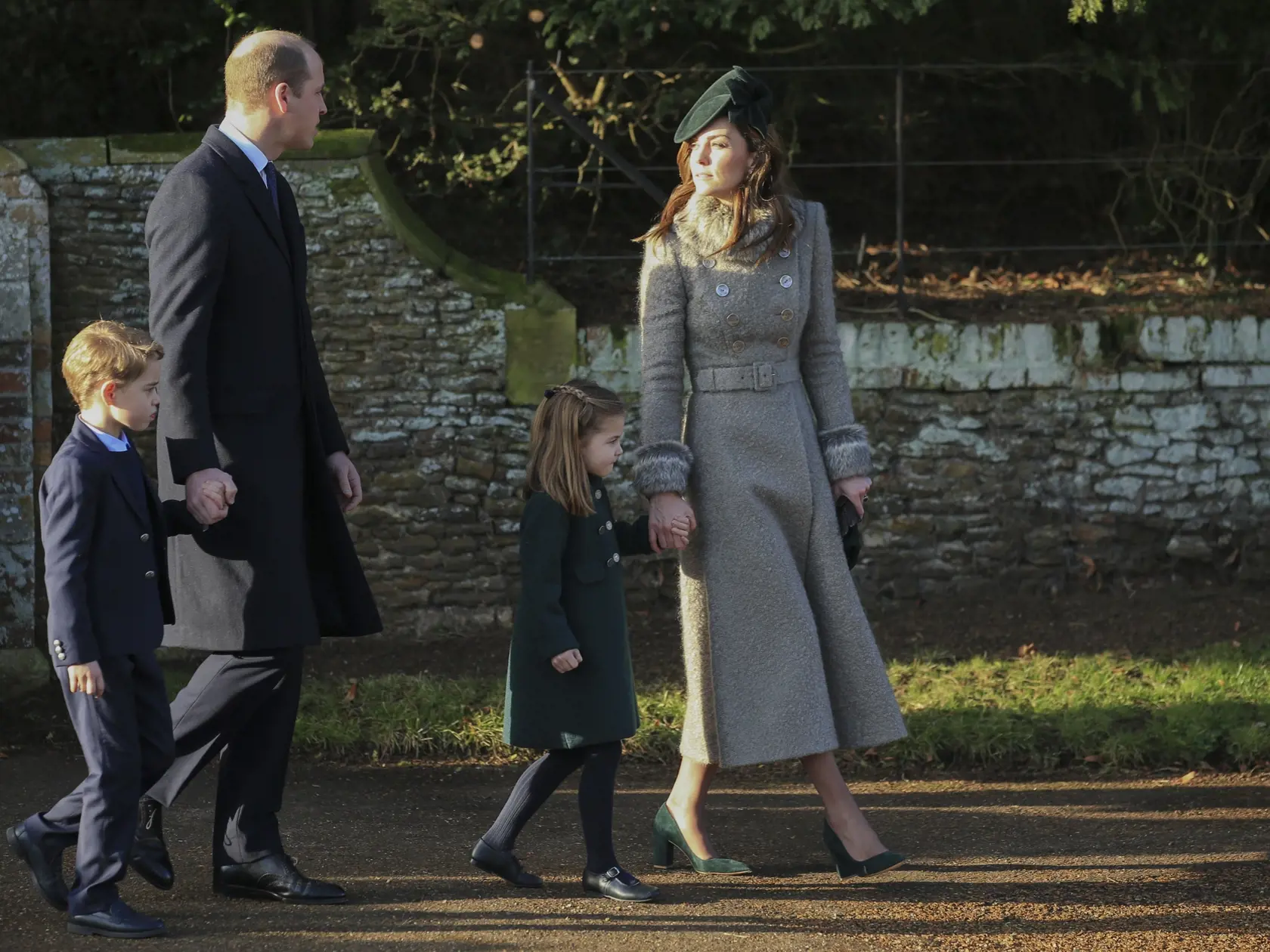 Veľká premiéra kráľovských súrodencov: Charlotte a George sa chopili vianočných povinnosti. Po vianočnej bohoslužbe zdravili verejnost.
