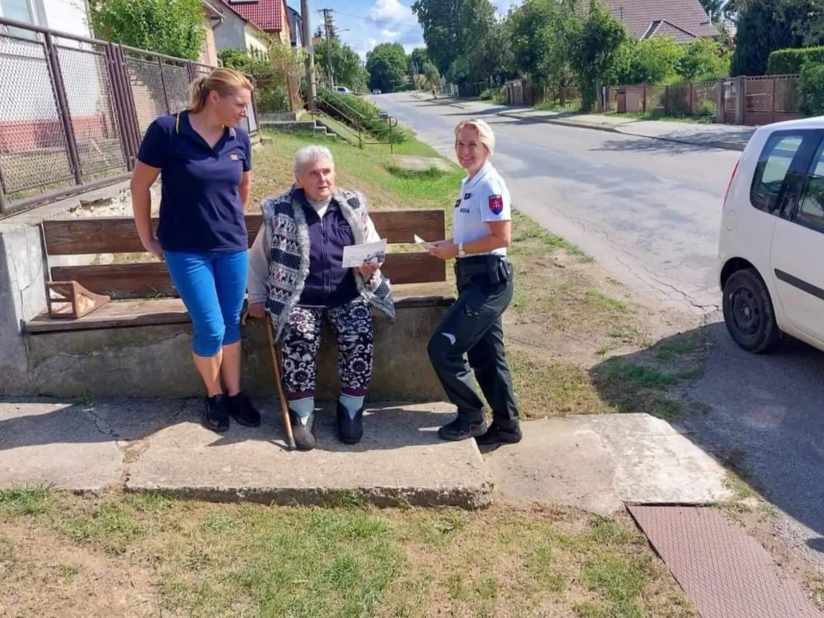 Policajná preventistka Silvia spoločne s poštárkou prišli za seniormi, aby ich upozornili na taktiky podvodníkov.