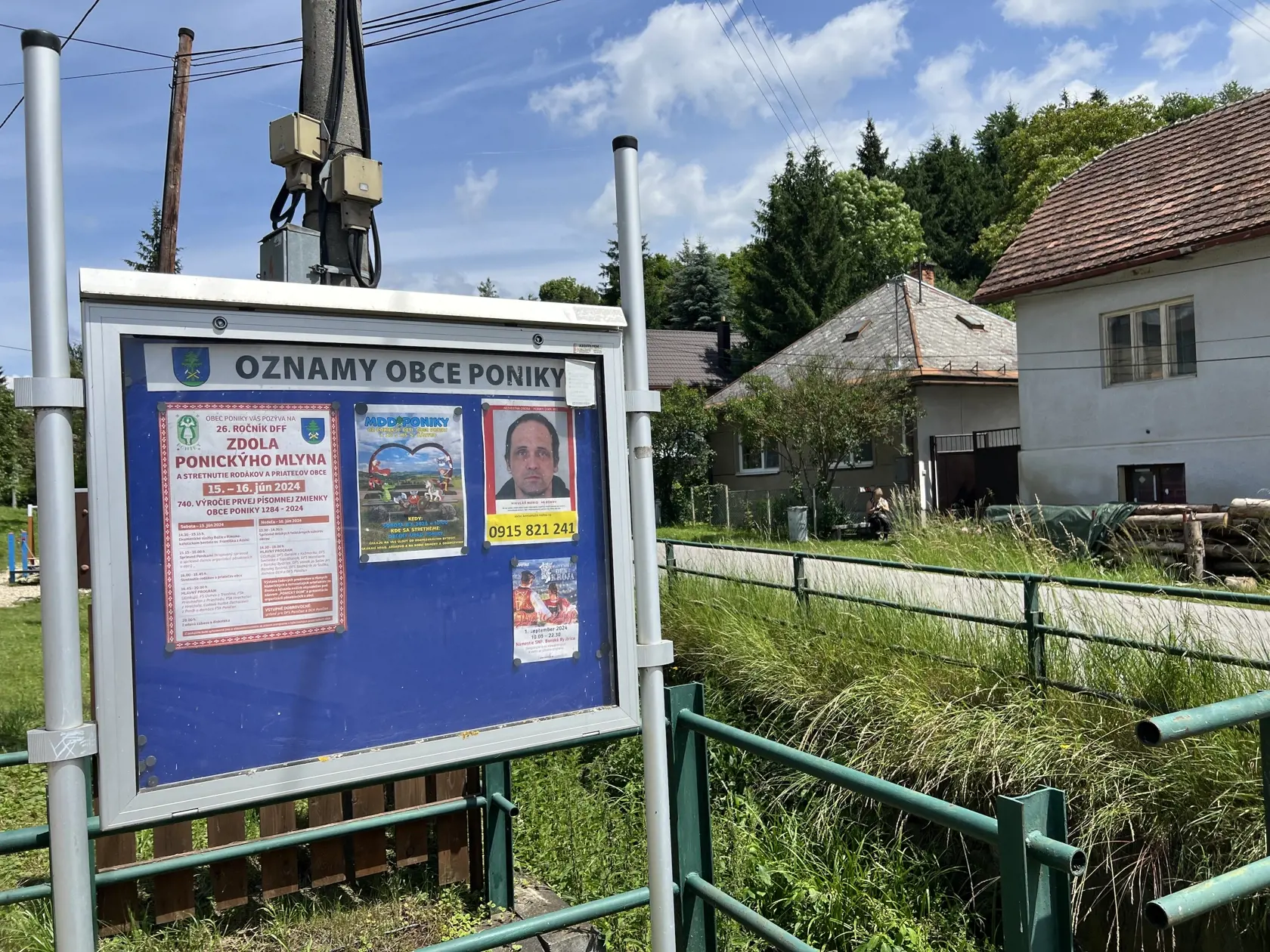Dedinka Poniky s 1550 obyvateľmi sa pýši nádhernou prírodou a miestni sú s ňou doslova spätí. Nájdeme tu spracovateľov dreva, poľovníkov, ale aj tých, ktorí radi chodia do prírody alebo na turistiku, či cykloturistiku. A to aj z blízkej Banskej Bystrice, či zo Zvolena.