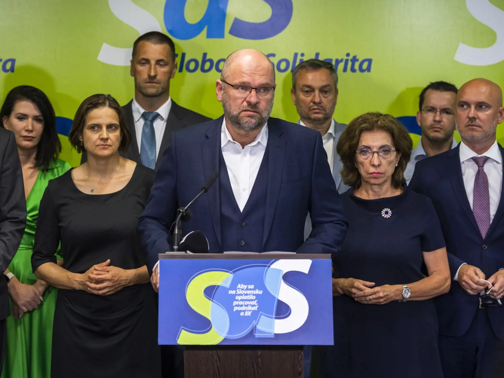 Na snímke uprostred minister hospodárstva SR a predseda SaS Richard Sulík počas tlačovej konferencie strany Sloboda a Solidarita k stanovisku SaS po mimoriadnom zasadnutí republikovej rady a poslaneckého klubu v Bratislave 6. júla 2022. Strana SaS vypovedá koaličnú zmluvu. Od premiéra Eduarda Hegera (OĽANO) očakáva vypracovanie novej, ktorá bude reflektovať na aktuálne politické reálie a z ktorej vyplynie, že minister financií Igor Matovič (OĽANO) nebude členom vlády. Ak k tomu nedôjde do konca 