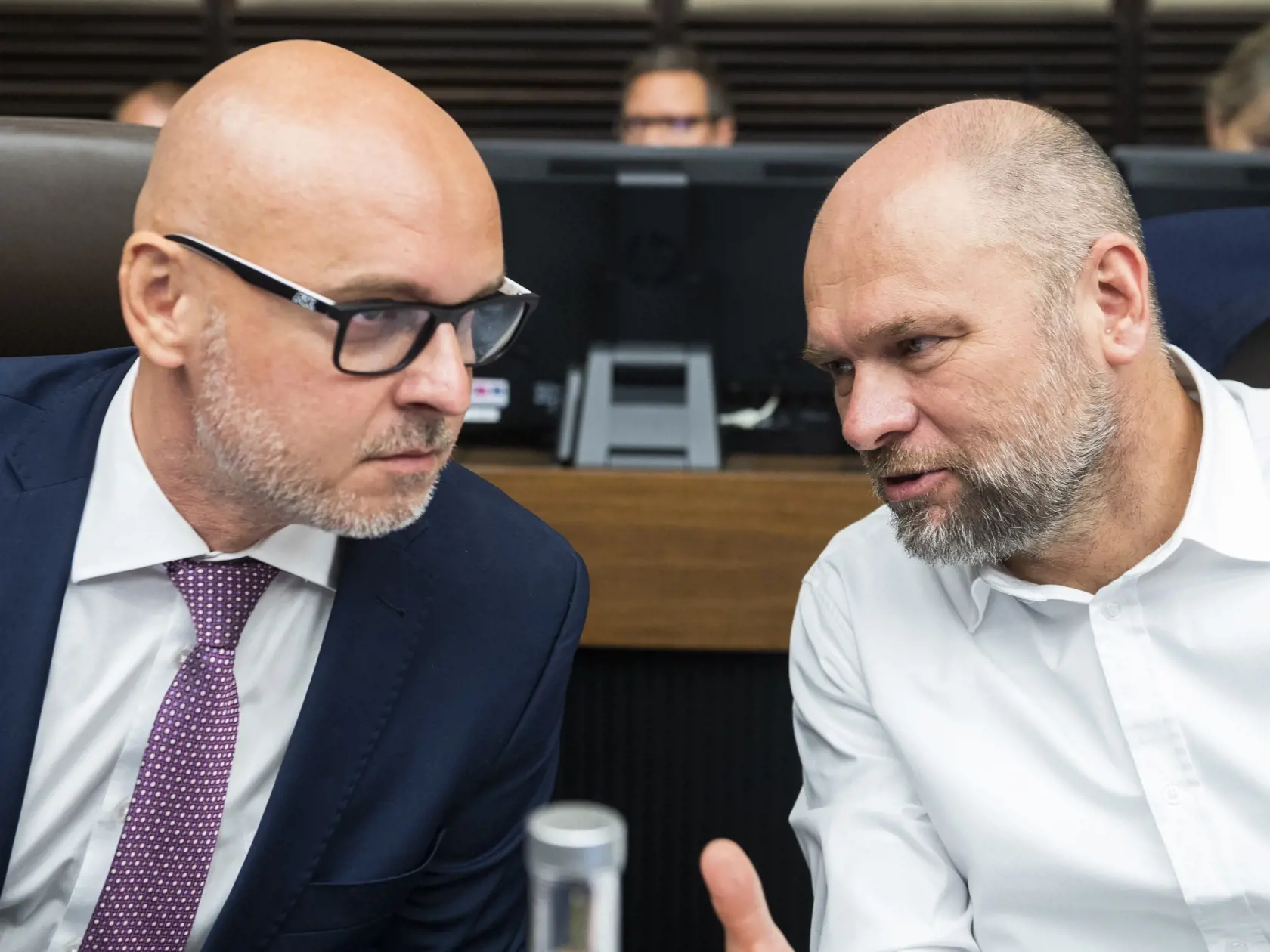 Na snímke zľava minister školstva, vedy, výskumu a športu SR Branislav Gröhling a minister hospodárstva SR a prvý podpredseda vlády pre ekonomiku SR Richard Sulík (SaS) počas 87. rokovania vlády SR v Bratislave 28. júna 2022. FOTO TASR - Jaroslav Novák