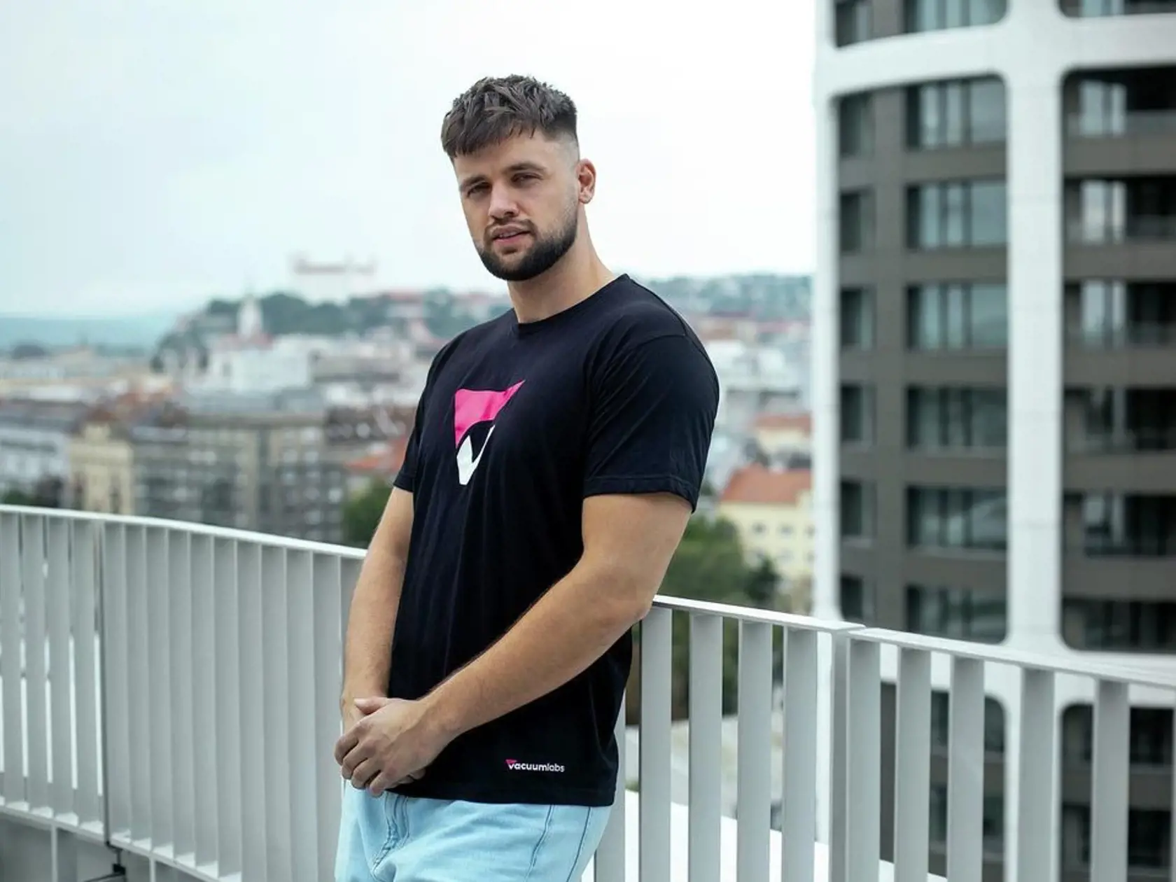 Filip Sulík sa do povedomia slovenskej verejnosti dostal najmä po spustení svojho netradičného biznisu, v ktorom vyzýva mladých ľudí na splnenie rôznych, často nebezpečných výziev. V startupe, ktorý rozbehol, môžu fanúšikovia podporiť odvážlivcov ľubovoľnou sumou, ktorú po splnení výzvy dotyčný aj získa. „Uvidíme, kto sa dá kúpiť,“ píšu autori projektu na sociálnej sieti.