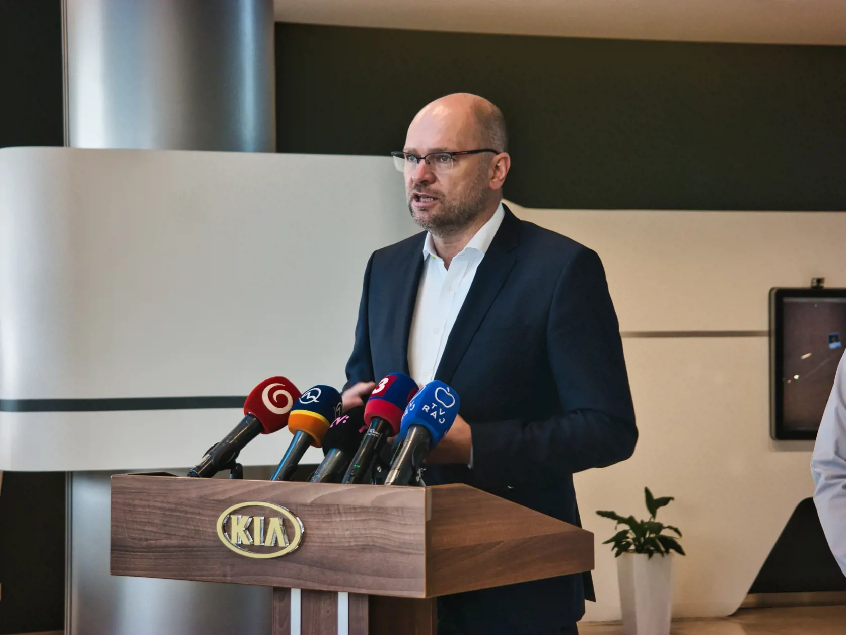 Richard Sulík v žilinskej fabrike Kia Motors Slovakia.