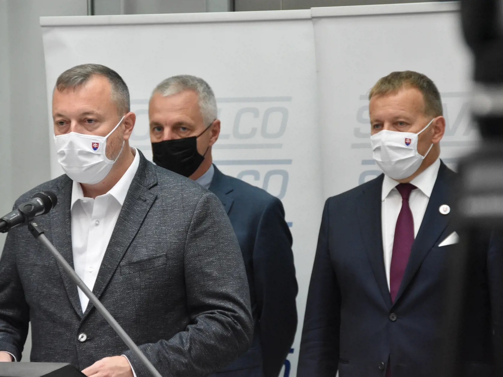 V hlinikárni Slovalco obmedzujú pre rast cien silovej elektriny výrobu, ak sa situácia nezmení, hrozí v budúcnosti aj jej úplné zastavenie. Predseda parlamentu Boris Kollár (Sme rodina) na štvrtkovom tlačovom brífingu v Žiari nad Hronom prisľúbil priemyslu pomoc zmenou kompenzácií z Environmentálneho fondu. Na snímke zľava  minister práce Milan Krajniak (Sme rodina),  generálny riaditeľ Slovalca Milan Veselý a predseda parlamentu Boris Kollár (Sme rodina) 30. septembra 2021. FOTO TASR – Lukáš Mu
