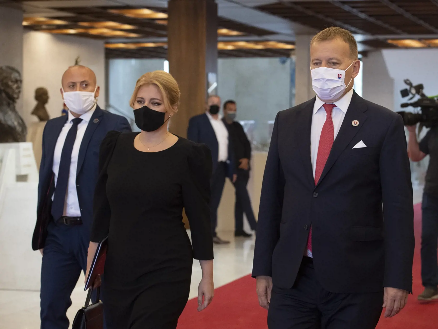 Na snímke zľava prezidentka SR Zuzana Čaputová a predseda Národnej rady (NR) SR Boris Kollár prichádzajú do rokovacej sály NR SR 28. septembra 2021 v Bratislave. Prezidentka SR Zuzana Čaputová vystúpila pred poslancami NR SR so správou o stave Slovenskej republiky. FOTO TASR - Pavel Neubauer