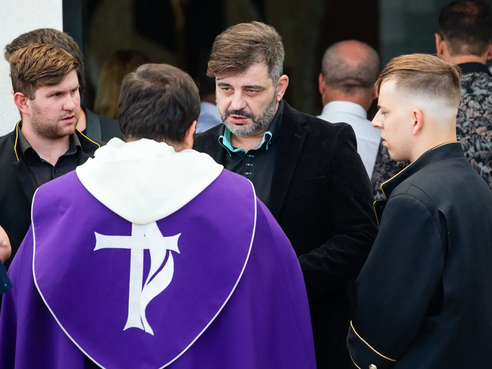 Pohreb manželky Otta Weitera Andrey Fischer na cintoríne v Dunajskej Lužnej. Na snímke Noro Mészároš.