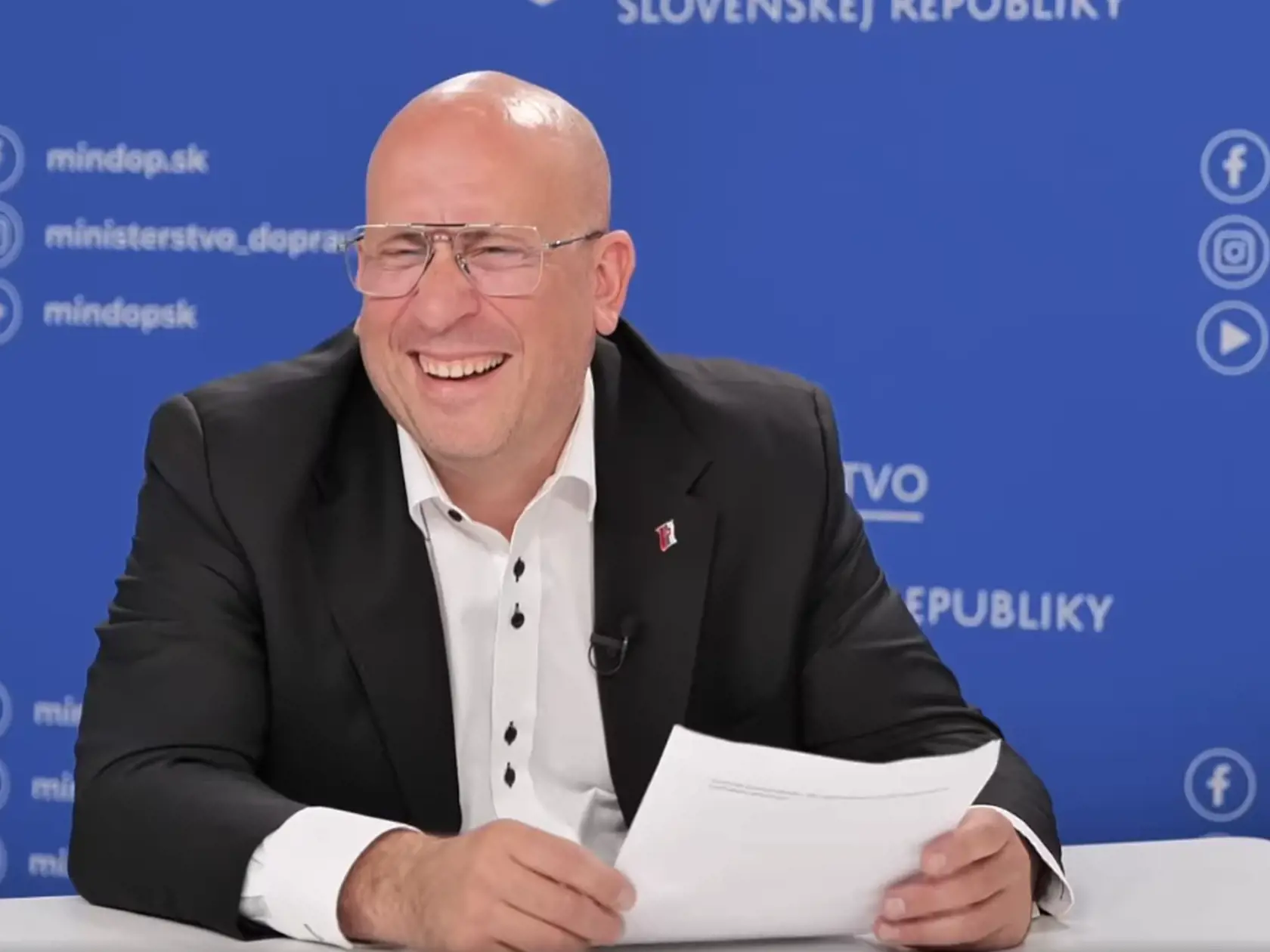 Novela znižuje aj byrokratickú záťaž, keď zavádza elektronický systém na podávanie žiadostí o stavebné povolenia a ich evidenciu. Tento krok nahradí papierové formuláre.